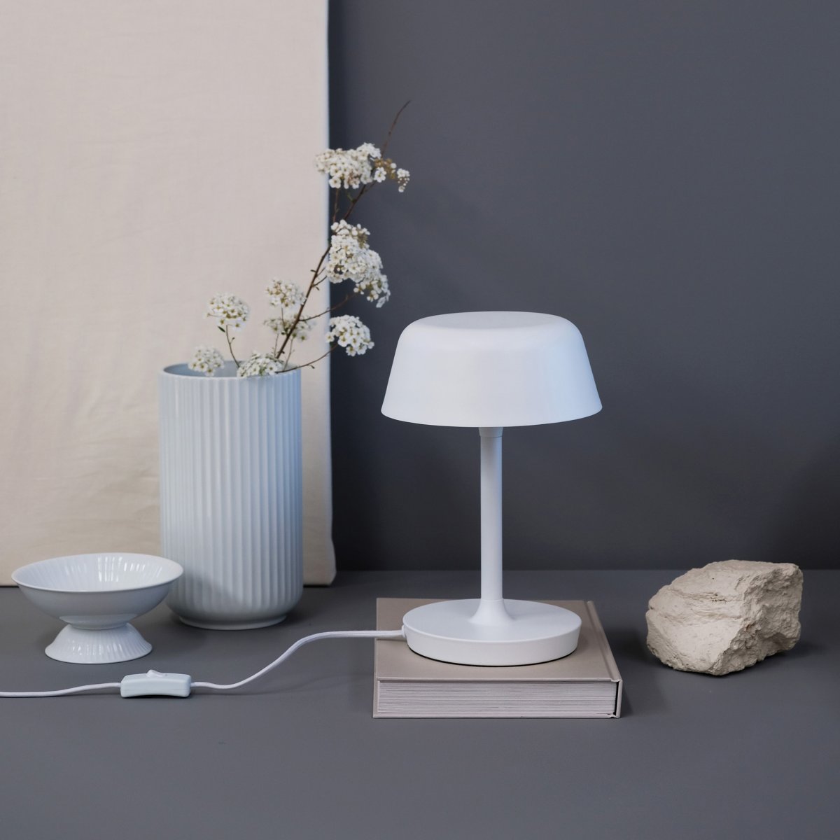 Valencia 30cm Hvid bordlampe Fra Dyberg Larsen - Valencia bordlampe er en elegant og unik lampe, der spreder et smukt og behageligt lys.