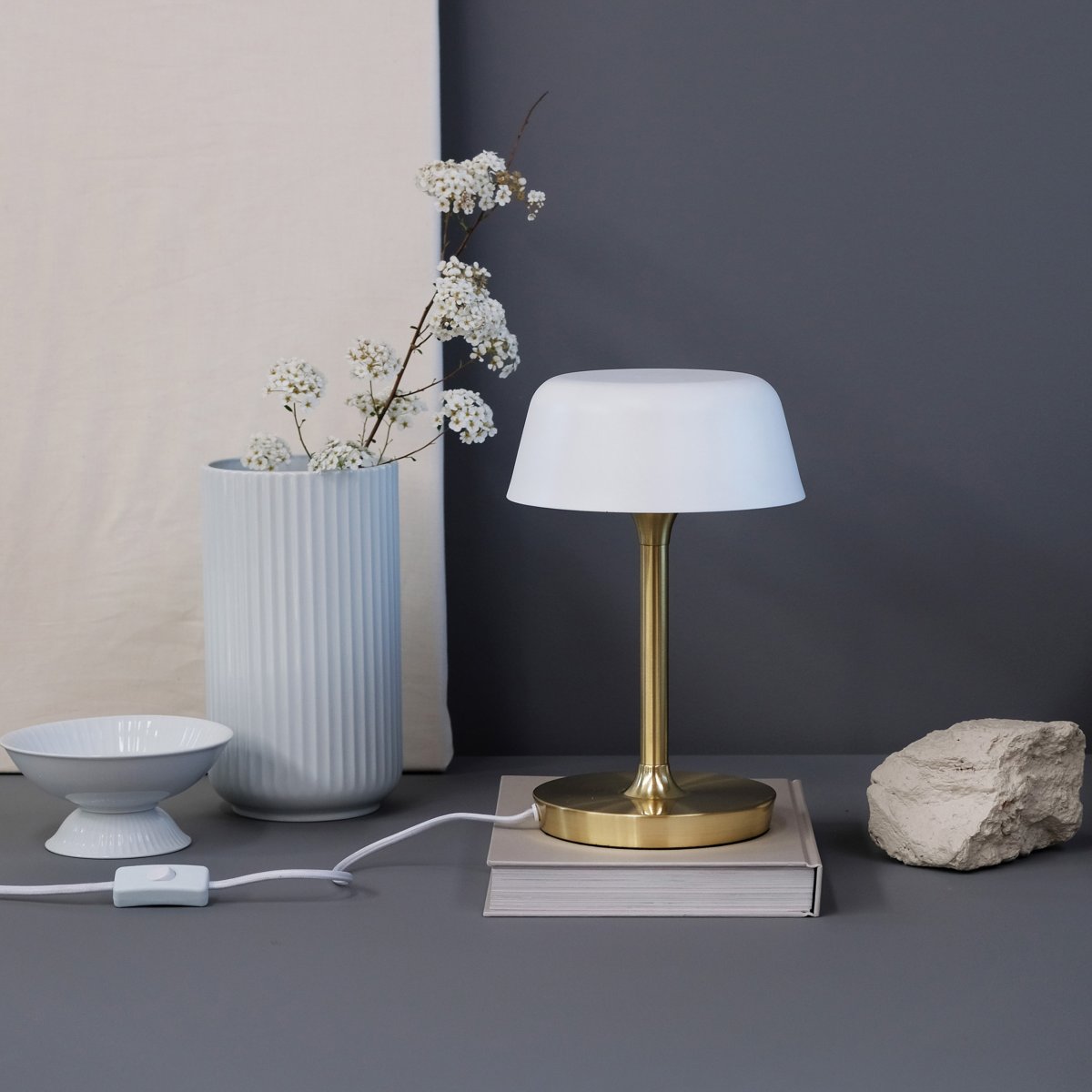 Valencia 30cm Messing bordlampe Fra Dyberg Larsen - Valencia bordlampe er en elegant og unik lampe, der spreder et smukt og behageligt lys.