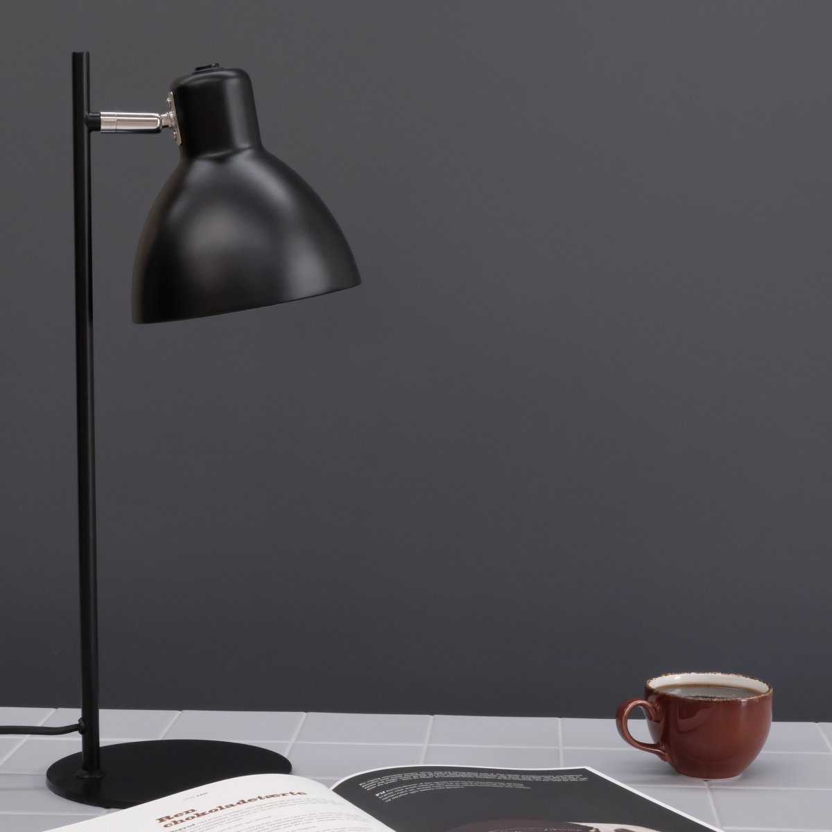 Skagen 50cm Sort skrivebordslampe Fra Dyberg Larsen - Lad Skagen sprede et fokuseret og behageligt lys, n&aring;r du har allermest brug for det, og giv dit hjem et tidl&oslash;st og sofistikeret look med denne kvalitetslampe!