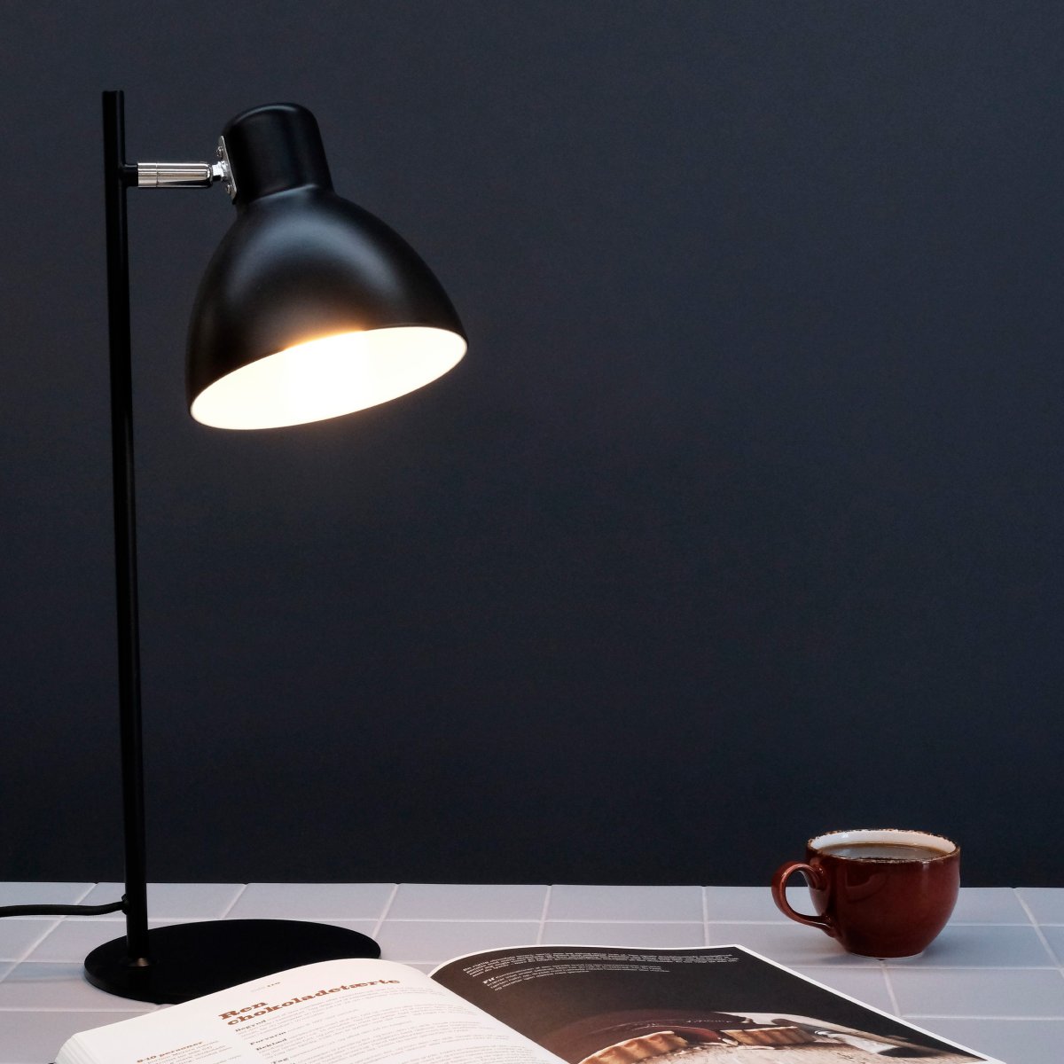 Skagen 50cm Sort skrivebordslampe Fra Dyberg Larsen - Lad Skagen sprede et fokuseret og behageligt lys, n&aring;r du har allermest brug for det, og giv dit hjem et tidl&oslash;st og sofistikeret look med denne kvalitetslampe!