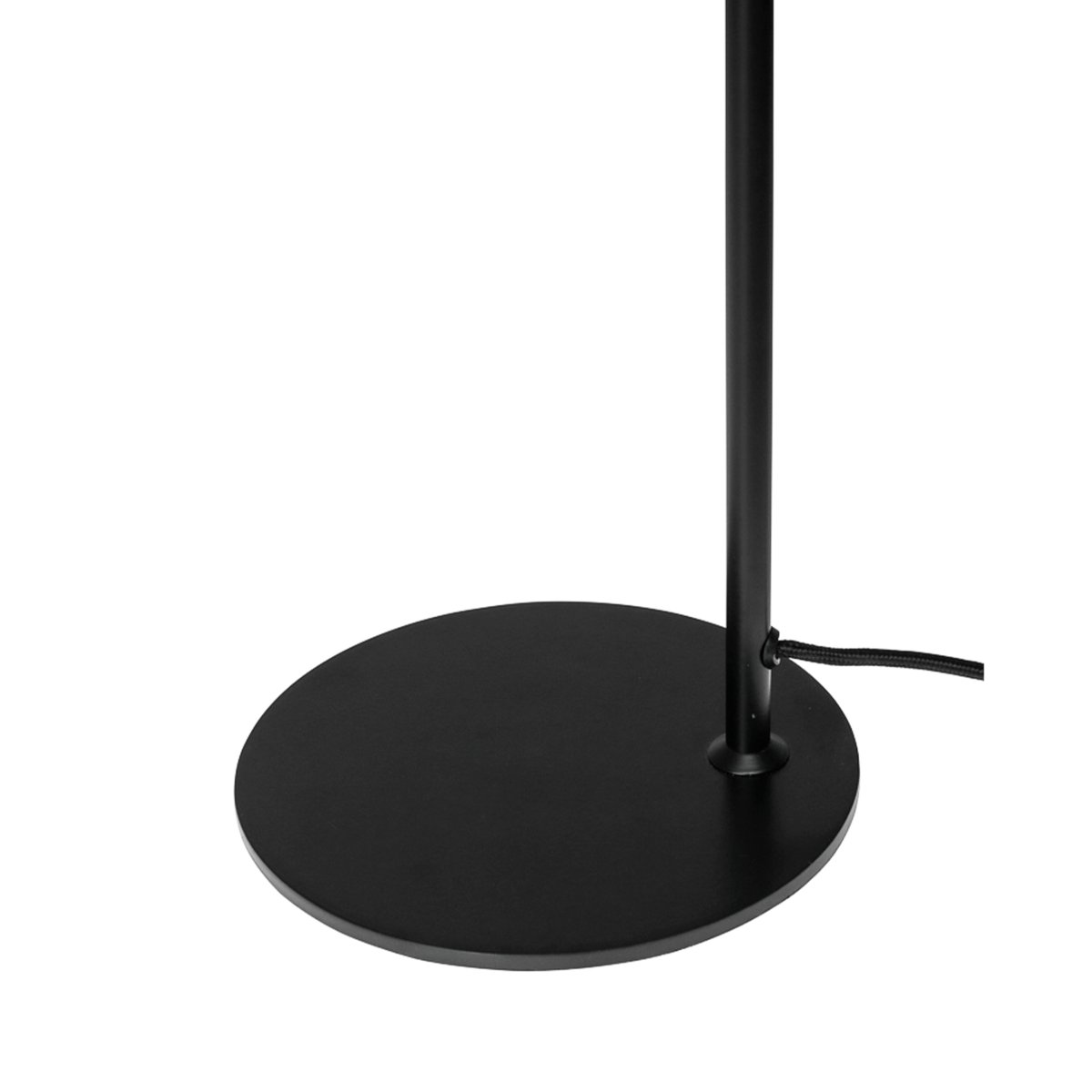 Skagen 50cm Sort skrivebordslampe Fra Dyberg Larsen - Lad Skagen sprede et fokuseret og behageligt lys, n&aring;r du har allermest brug for det, og giv dit hjem et tidl&oslash;st og sofistikeret look med denne kvalitetslampe!