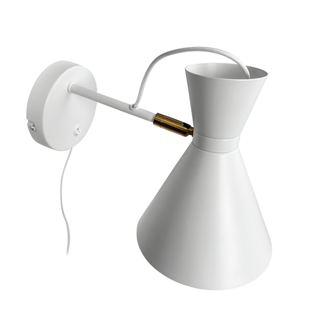 Cindy Hvid læselampe Fra Dyberg Larsen - Uanset om du ønsker en praktisk lyskilde eller en dekorativ detalje, Cindy væglampe &ndash; hvid med messing &ndash; et fremragende valg til at tilføje både stil og funktion til ethvert rum i dit hjem.