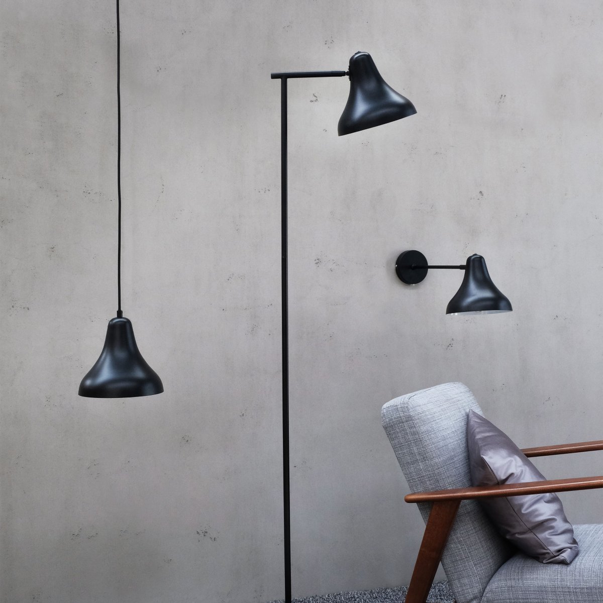 Tokyo Sort gulvlampe Fra Dyberg Larsen - Den elegante lampefod er formet i en bue, der skaber en følelse af rum og ro omkring lampen.