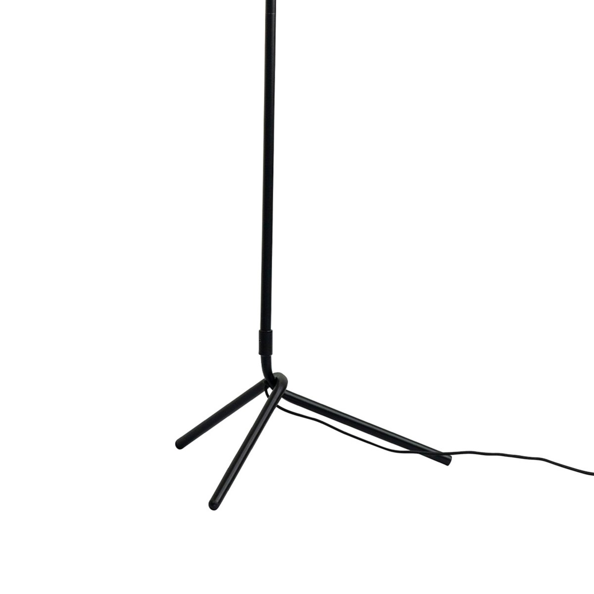 Tokyo Sort gulvlampe Fra Dyberg Larsen - Den elegante lampefod er formet i en bue, der skaber en følelse af rum og ro omkring lampen.