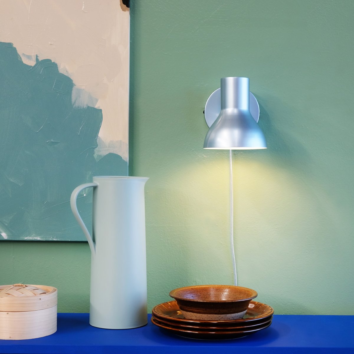 Bob Blå læselampe Fra Dyberg Larsen - Bob &auml;r det perfekta valet f&ouml;r det moderna hemmet och kombinerar stilren design med funktionalitet.