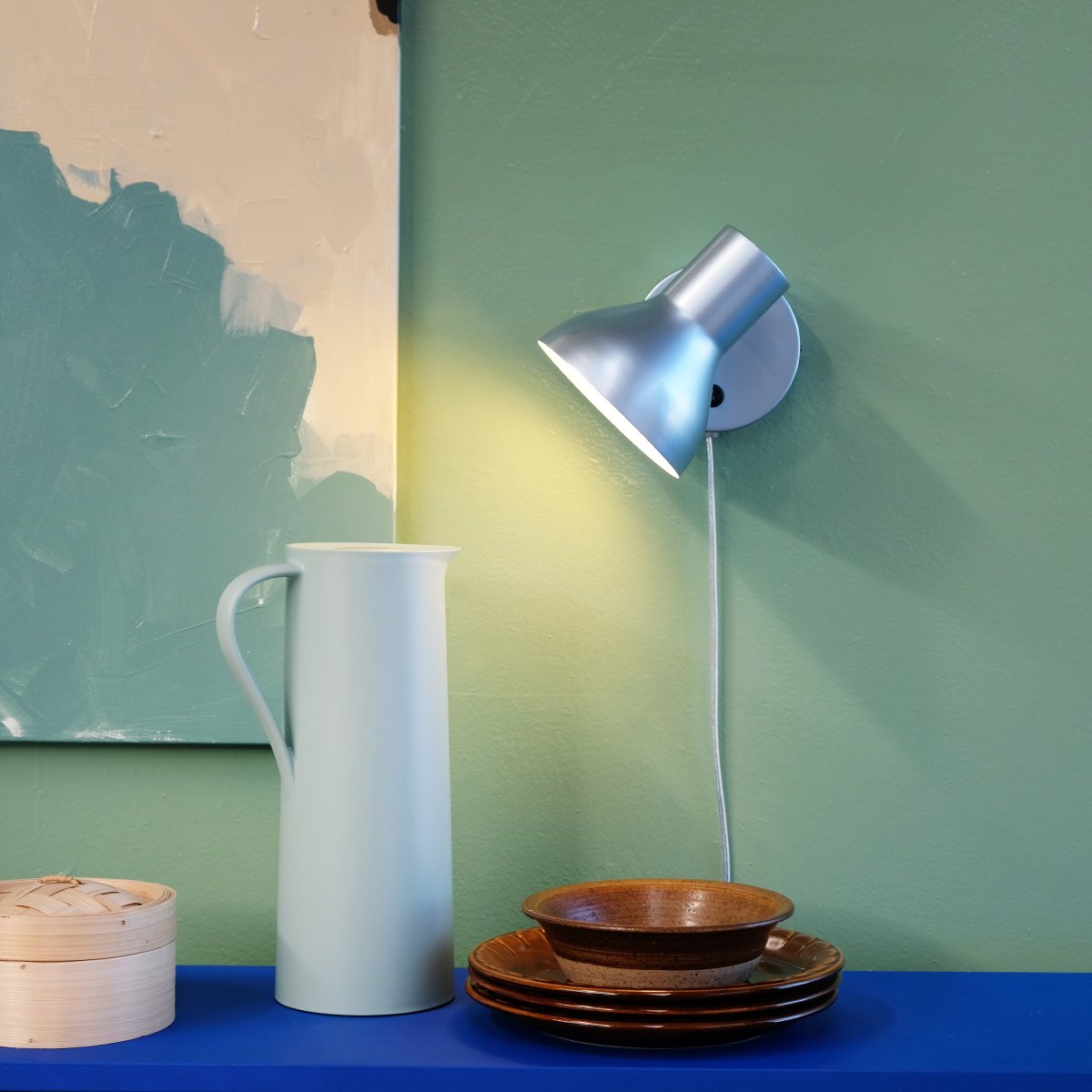 Bob Blå læselampe Fra Dyberg Larsen - Bob &auml;r det perfekta valet f&ouml;r det moderna hemmet och kombinerar stilren design med funktionalitet.