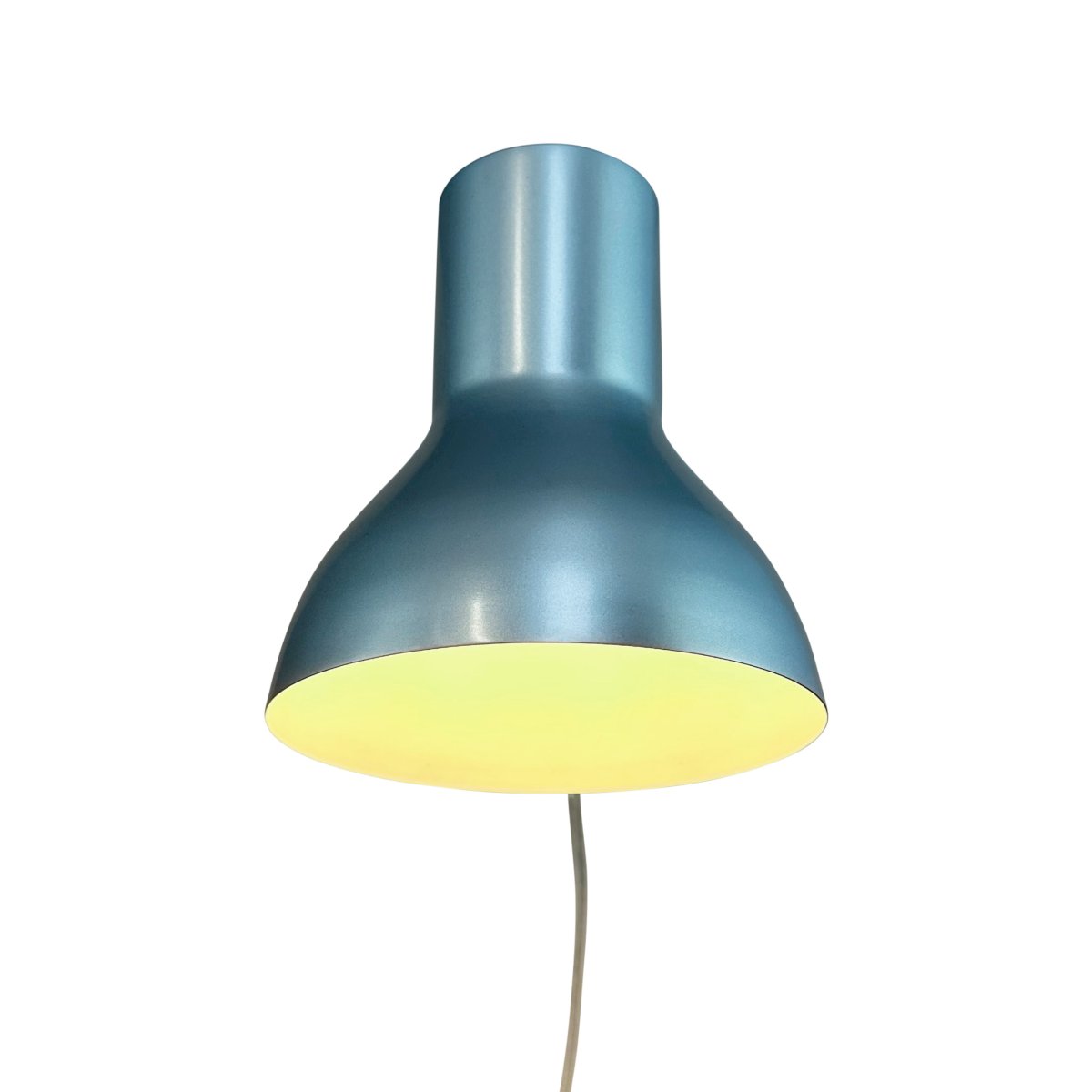 Bob Blå læselampe Fra Dyberg Larsen - Bob &auml;r det perfekta valet f&ouml;r det moderna hemmet och kombinerar stilren design med funktionalitet.