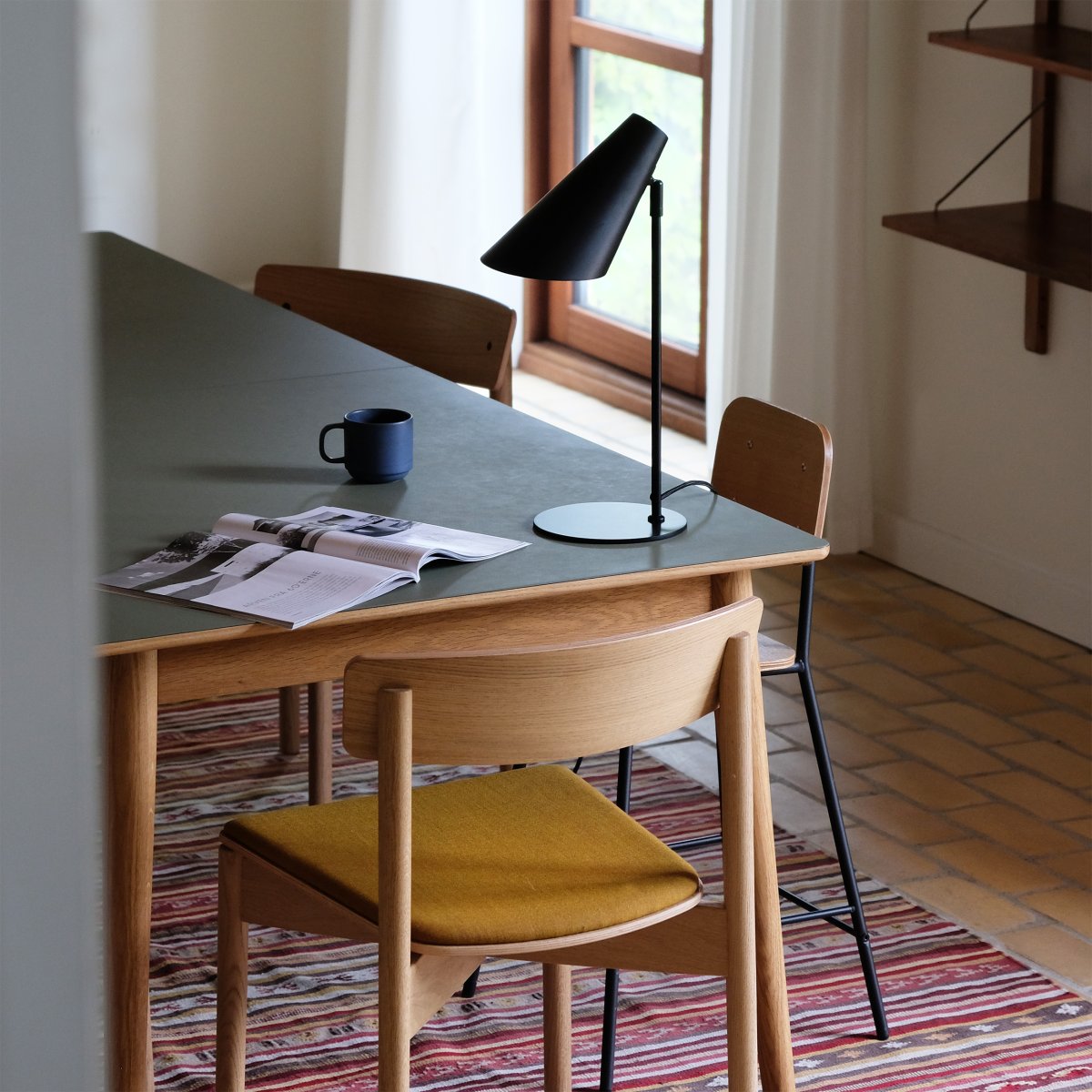 Cale 50cm Sort skrivebordslampe Fra Dyberg Larsen - Afbryderen er placeret på toppen; lampehovedet, og lampen leveres med et 1,5m sort tekstilkabel.