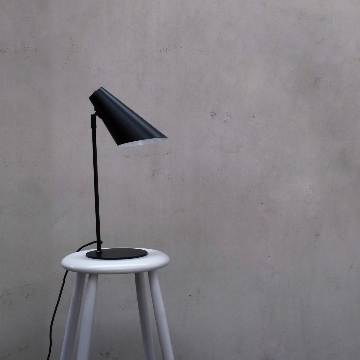 Cale 50cm Sort skrivebordslampe Fra Dyberg Larsen - Afbryderen er placeret på toppen; lampehovedet, og lampen leveres med et 1,5m sort tekstilkabel.