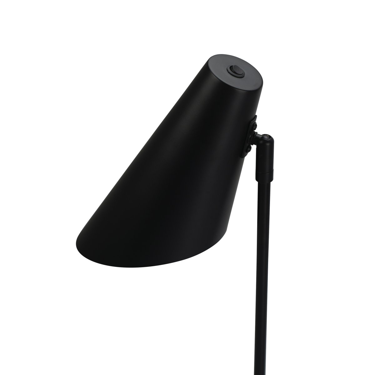 Cale 50cm Sort skrivebordslampe Fra Dyberg Larsen - Afbryderen er placeret på toppen; lampehovedet, og lampen leveres med et 1,5m sort tekstilkabel.