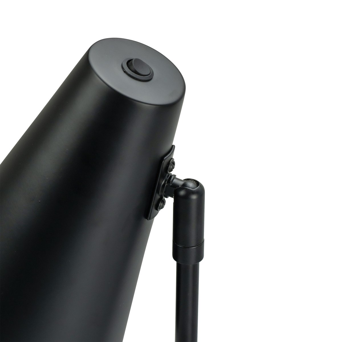 Cale 50cm Sort skrivebordslampe Fra Dyberg Larsen - Afbryderen er placeret på toppen; lampehovedet, og lampen leveres med et 1,5m sort tekstilkabel.