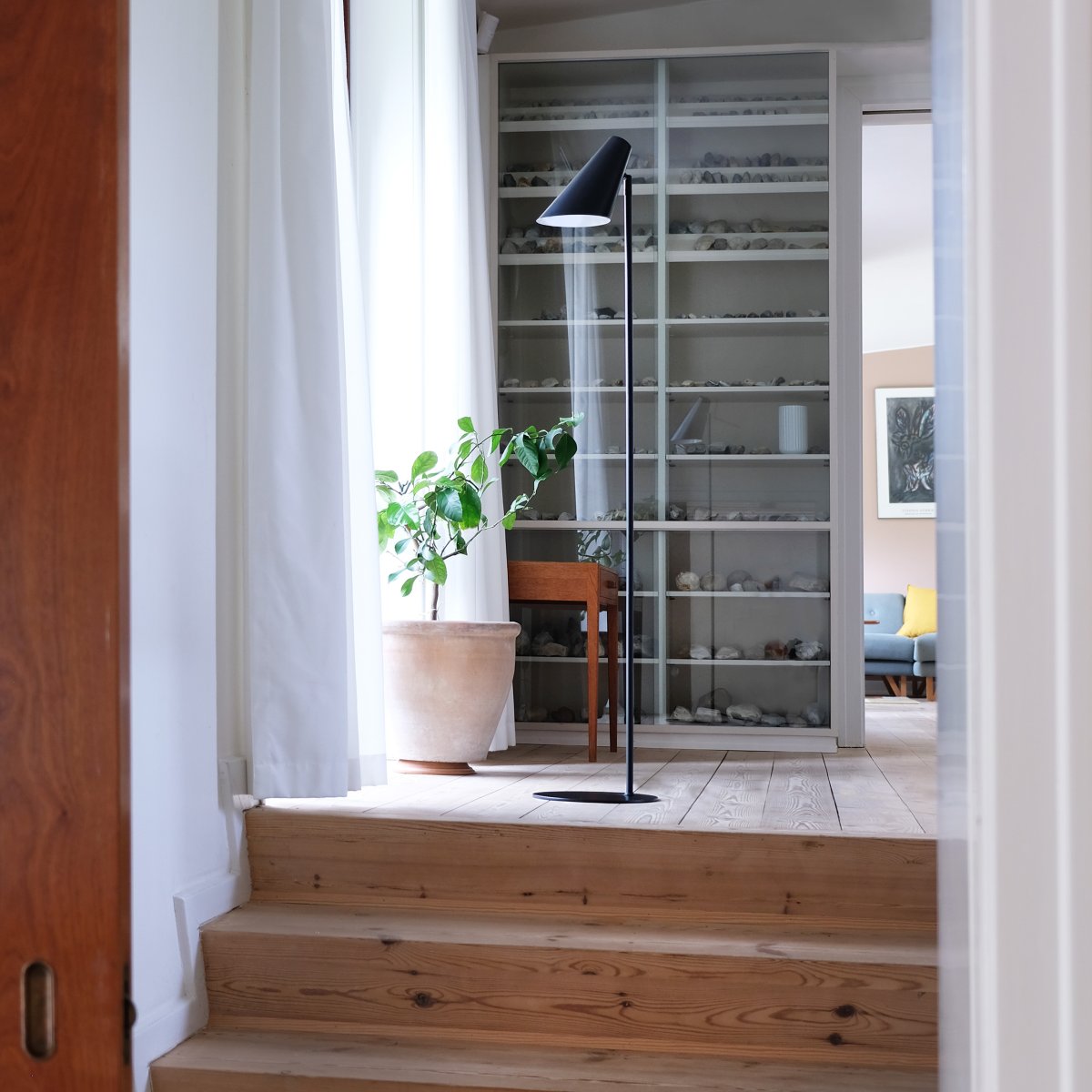 Cale Sort gulvlampe Fra Dyberg Larsen - Standerlampen i matsort metal, og lampehovedet som kan drejes frit, er perfekt som læselampe i stuen eller som stilfuld indretningsdetalje i et mørkt hjørne.