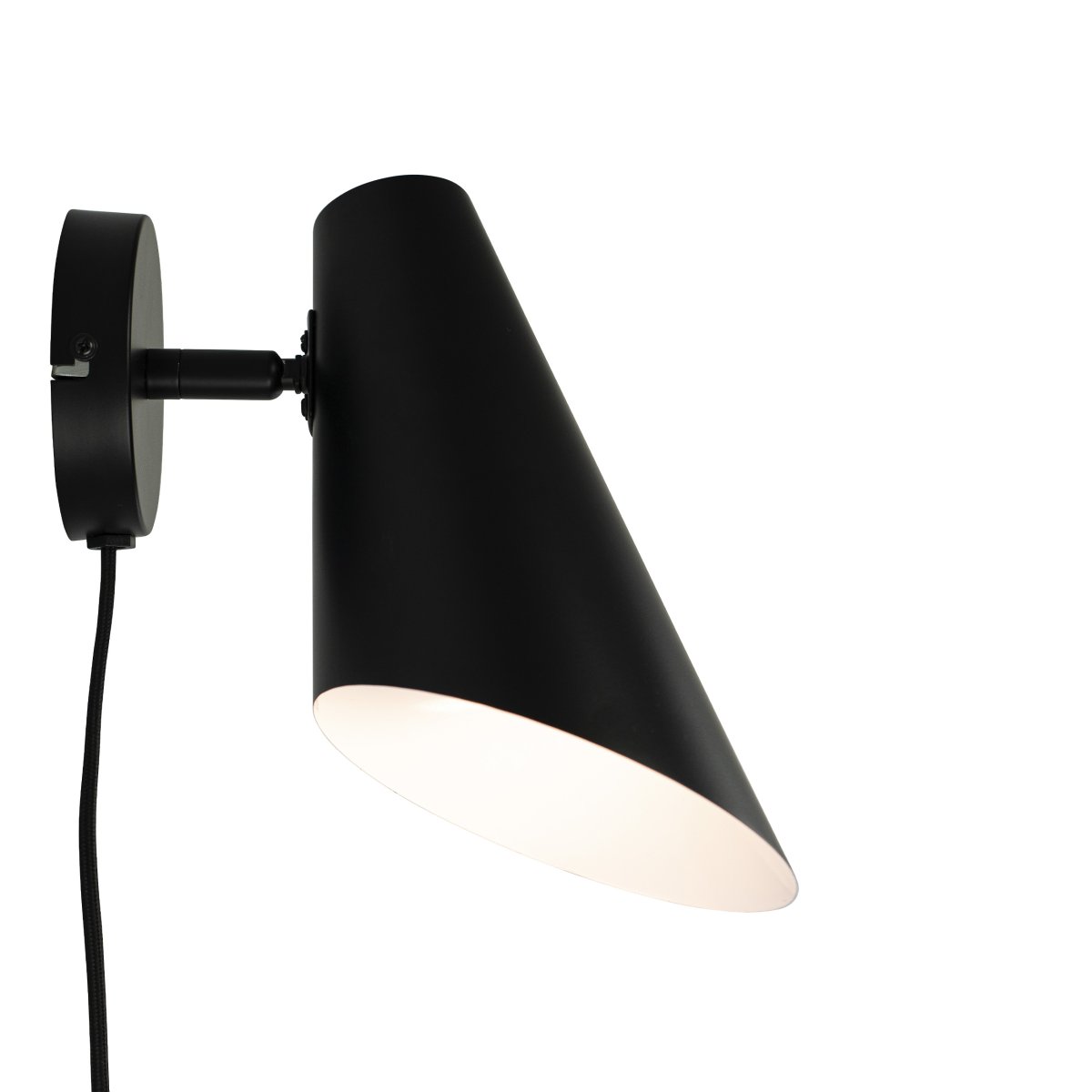 Cale 25cm Sort væglampe Fra Dyberg Larsen - Afbryderen er placeret på toppen; lampehovedet, og lampen leveres med et 1,5m sort tekstilkabel.