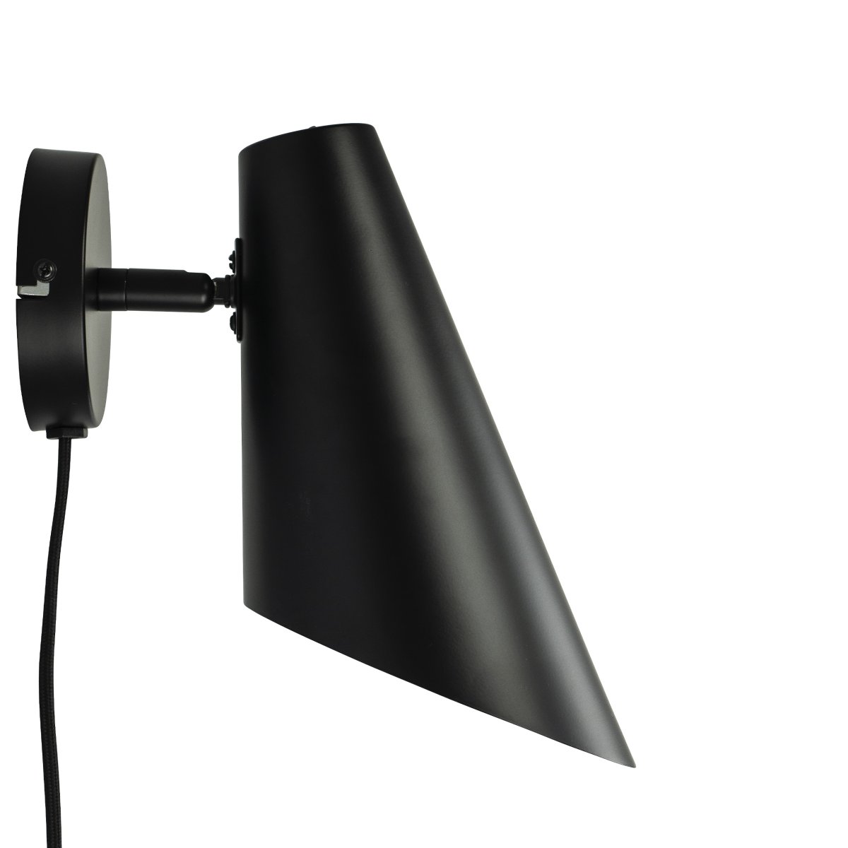 Cale 25cm Sort væglampe Fra Dyberg Larsen - Afbryderen er placeret på toppen; lampehovedet, og lampen leveres med et 1,5m sort tekstilkabel.