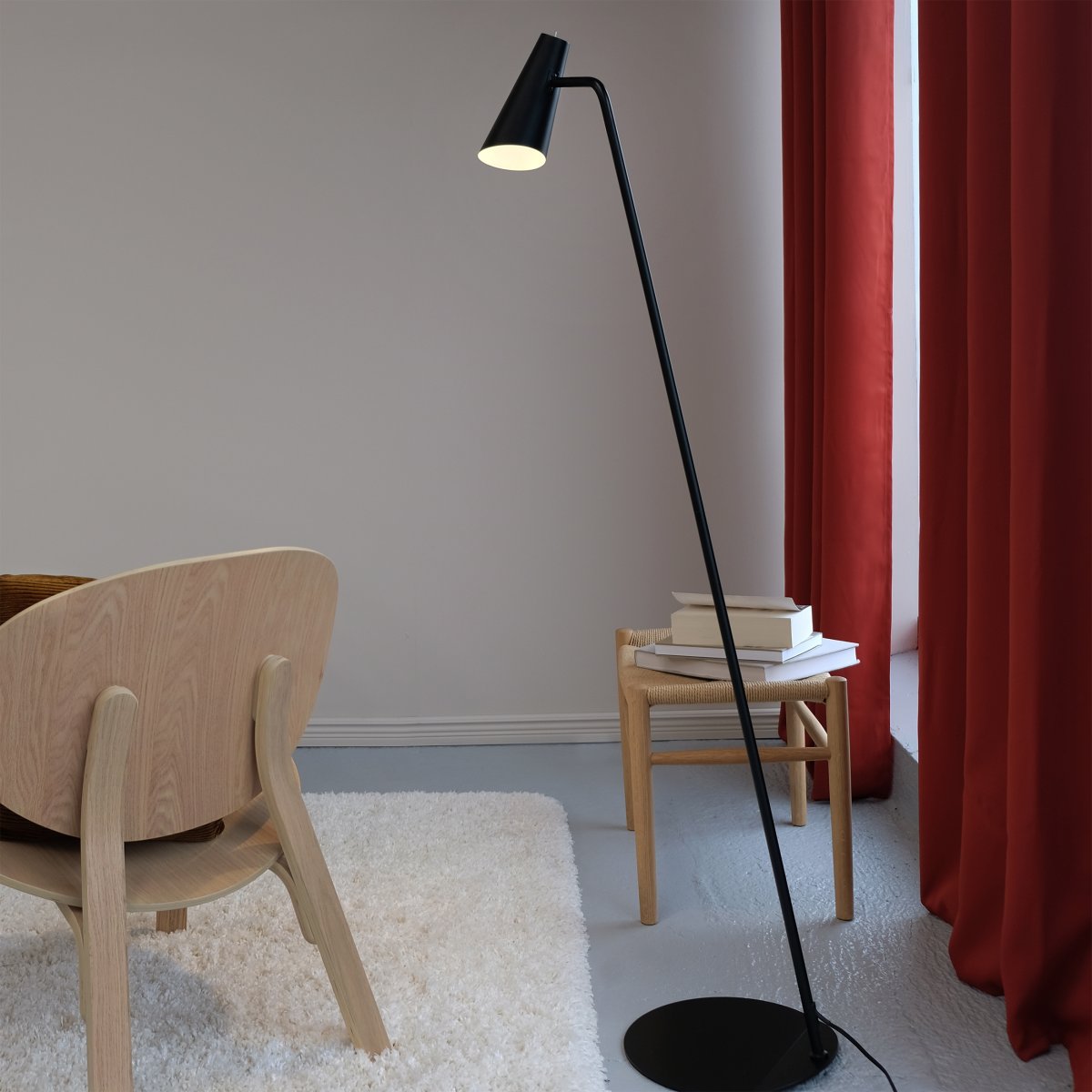 Noa Sort gulvlampe Fra Dyberg Larsen - Noa er en serie med et elegant og minimalistisk udtryk.