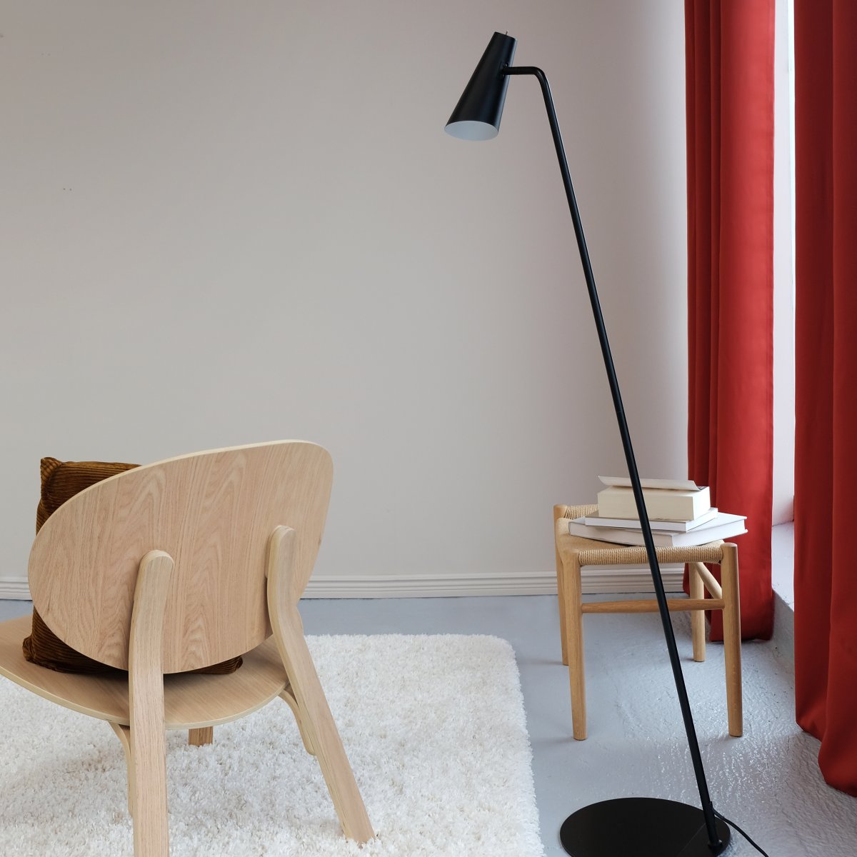Noa Sort gulvlampe Fra Dyberg Larsen - Noa er en serie med et elegant og minimalistisk udtryk.