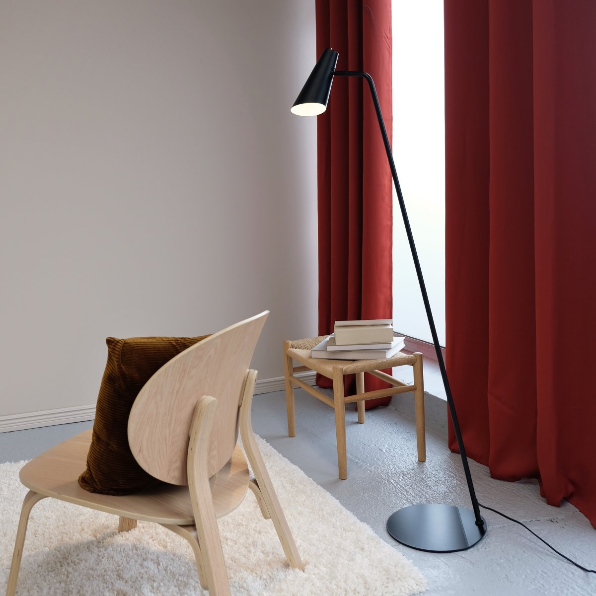 Noa Sort gulvlampe Fra Dyberg Larsen - Noa er en serie med et elegant og minimalistisk udtryk.