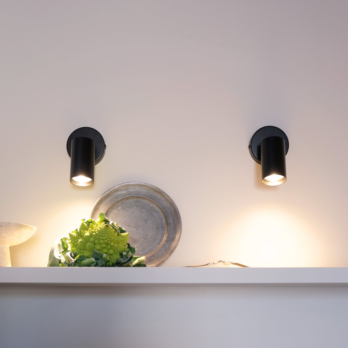 Modern Sort spotlight Fra Dyberg Larsen - Perfekt f&ouml;r att skapa effektiv och stilren belysning, kan den enkelt monteras p&aring; b&aring;de tak och v&auml;gg f&ouml;r maximal flexibilitet.