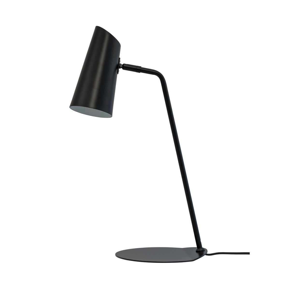Pallas 55cm Sort skrivebordslampe Fra Dyberg Larsen - Skærmen med hvidt interiør giver et godt og rettet lys.