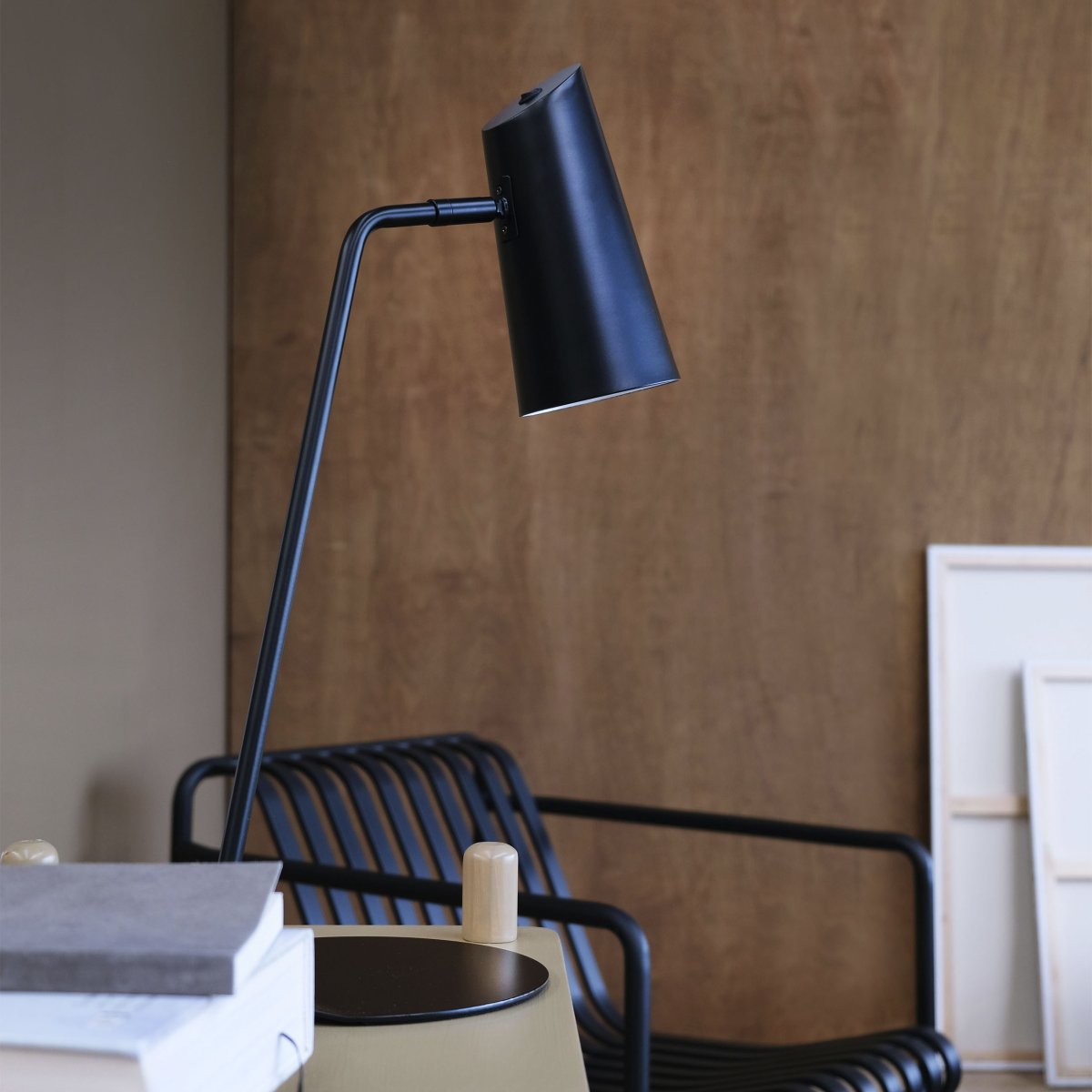 Pallas 55cm Sort skrivebordslampe Fra Dyberg Larsen - Skærmen med hvidt interiør giver et godt og rettet lys.