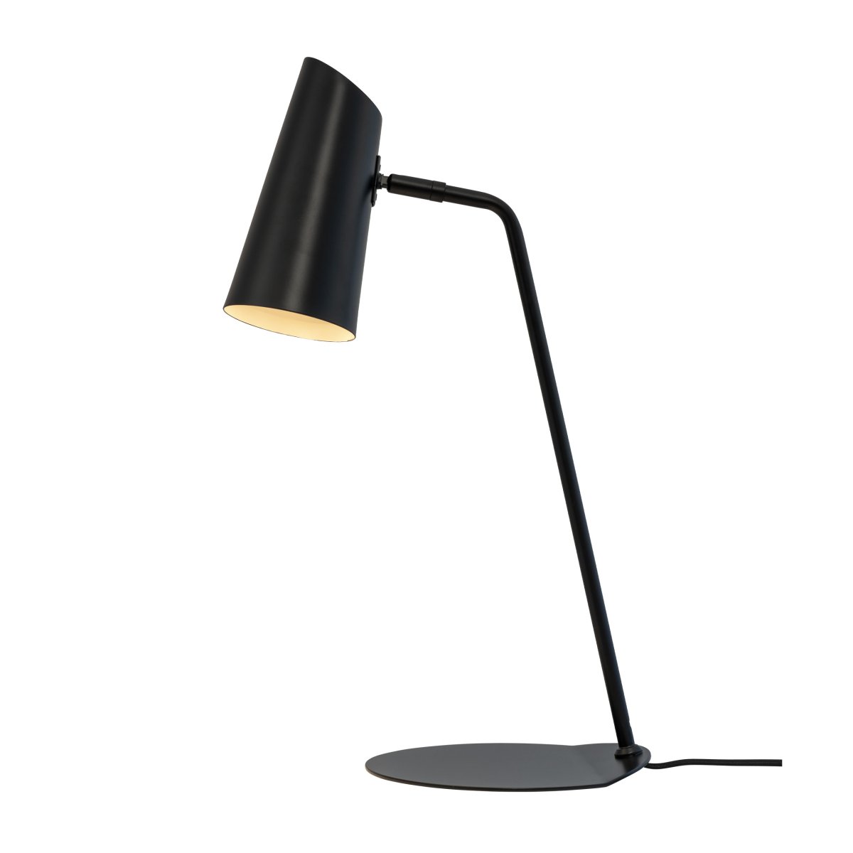 Pallas 55cm Sort skrivebordslampe Fra Dyberg Larsen - Skærmen med hvidt interiør giver et godt og rettet lys.