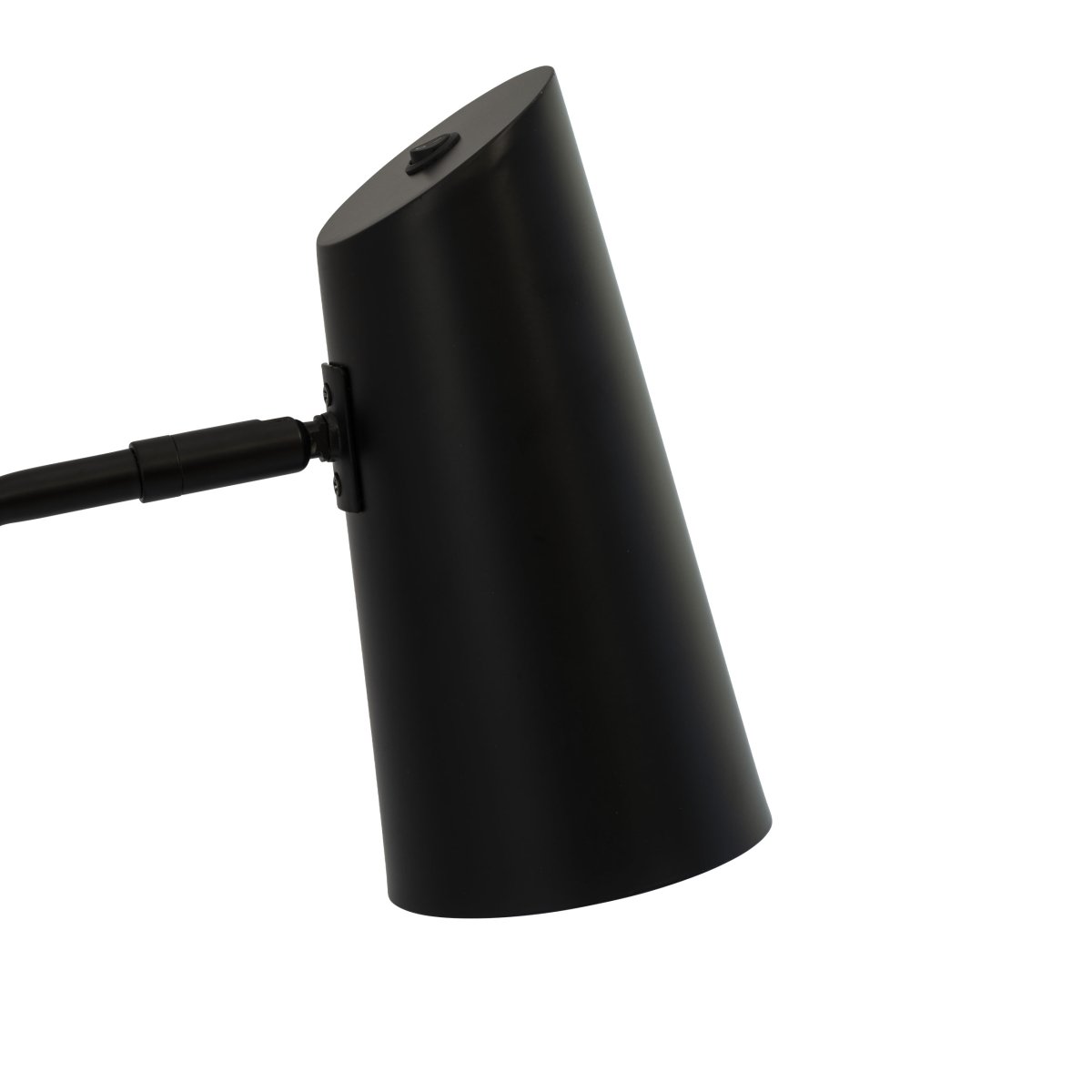 Pallas 55cm Sort skrivebordslampe Fra Dyberg Larsen - Skærmen med hvidt interiør giver et godt og rettet lys.