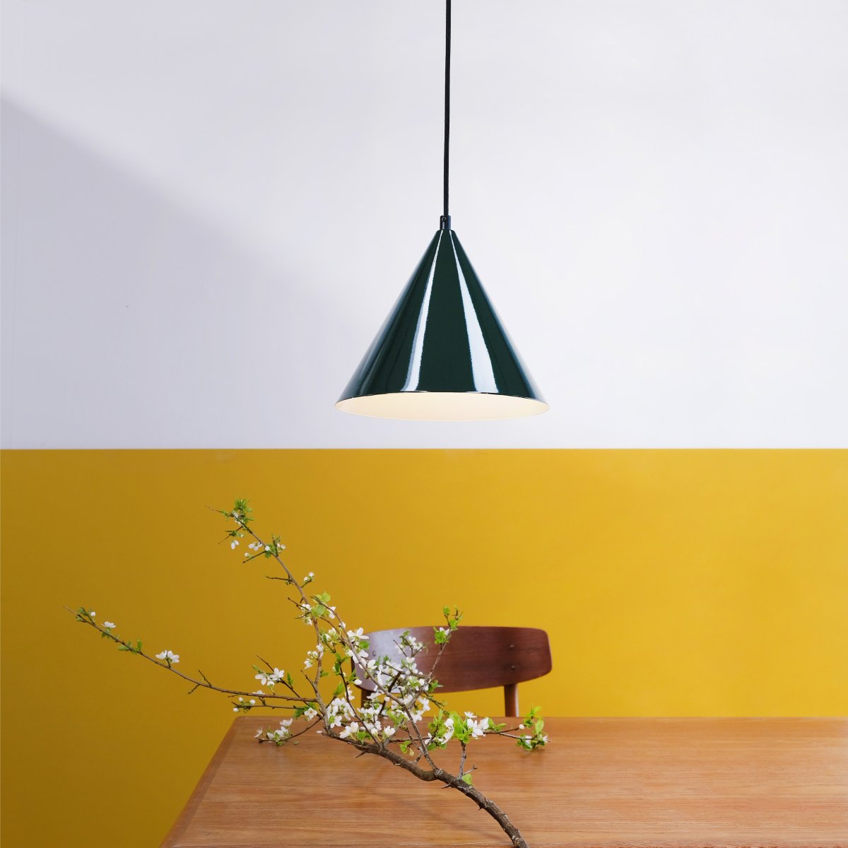 Ron Ø25 Mørkegrøn loftslampe Fra Dyberg Larsen - Den er lavet af robust metal med en blank finish og passer perfekt til forskellige interiørstile.