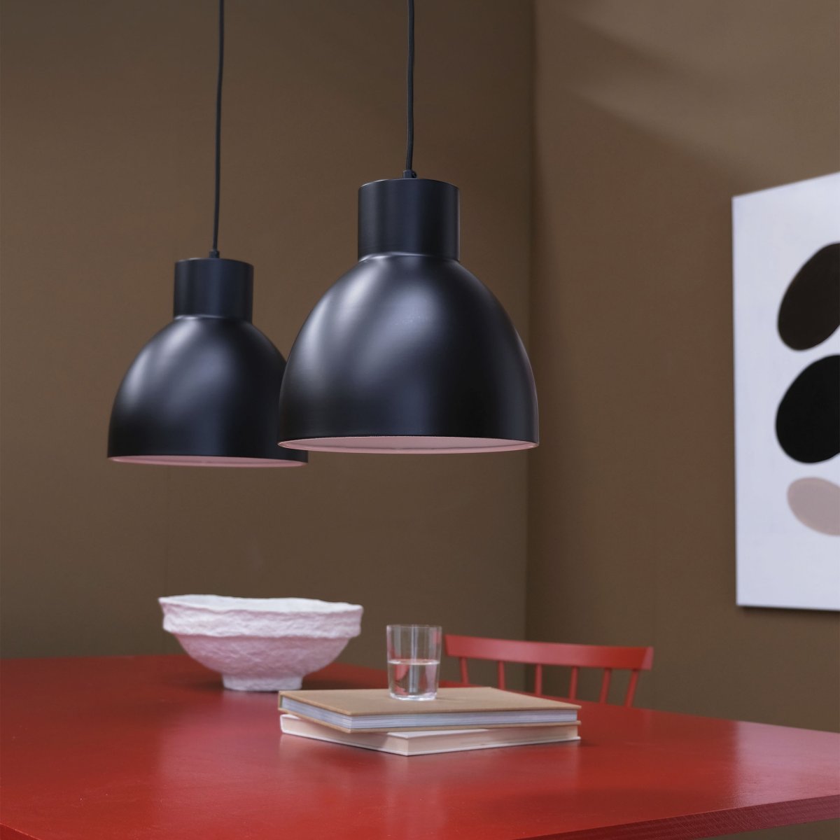 Coast Ø25 Sort loftslampe Fra Dyberg Larsen - Den danskdesignede Coast-serie fra Dyberg Larsen har elegante linjer og stilfulde, buede armaturer og byder på designlamper som pendler, væglamper, bordlamper og gulvlamper i sort eller hvid.