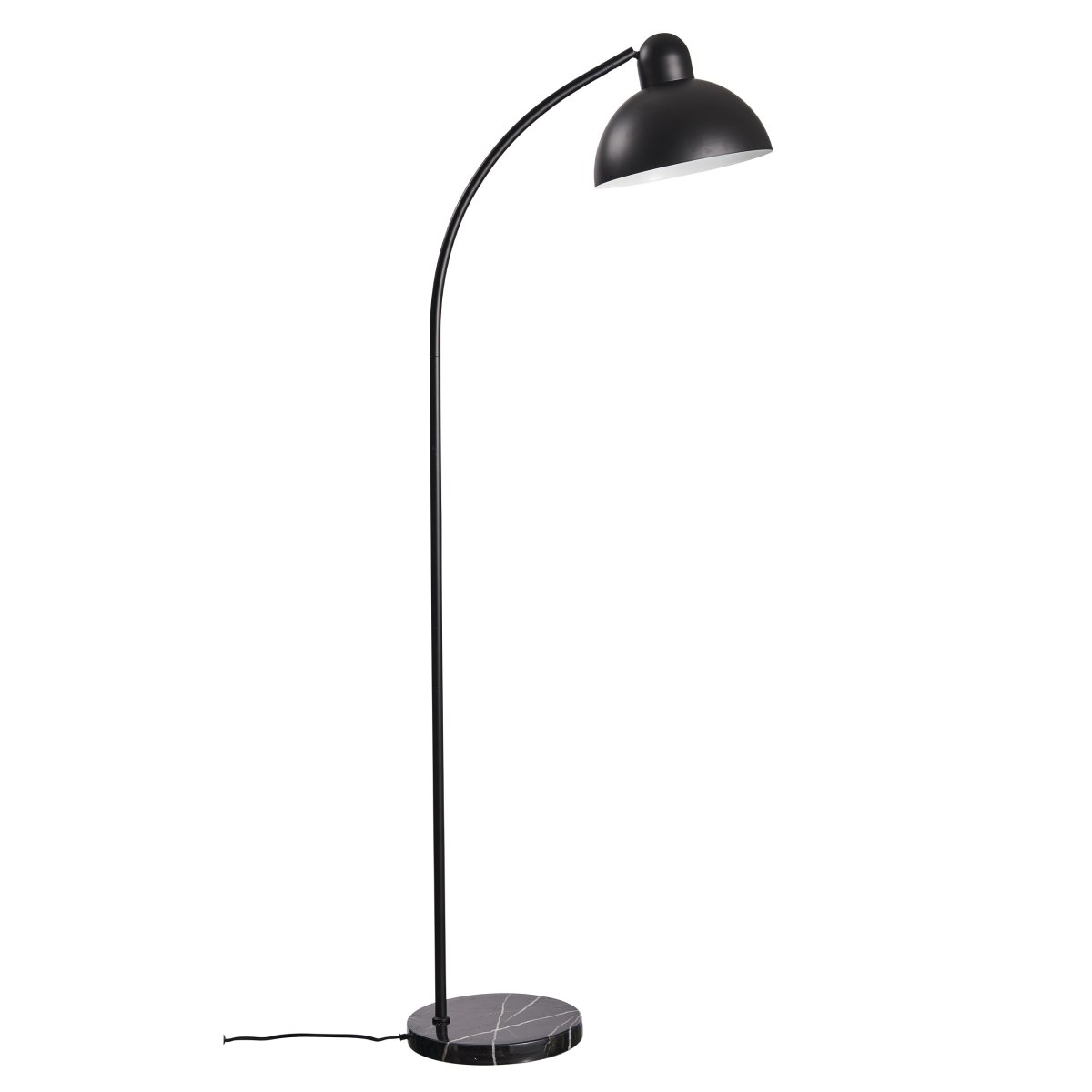 Eric Sort gulvlampe Fra Dyberg Larsen - Fremstillet i sort metal i kombination med marmorfoden bliver det en stilfuld indretningsdetalje i hjemmet.