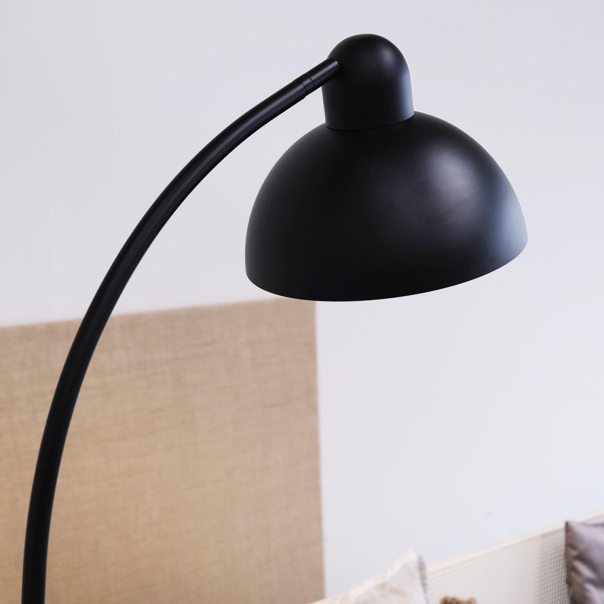 Eric Sort gulvlampe Fra Dyberg Larsen - Fremstillet i sort metal i kombination med marmorfoden bliver det en stilfuld indretningsdetalje i hjemmet.