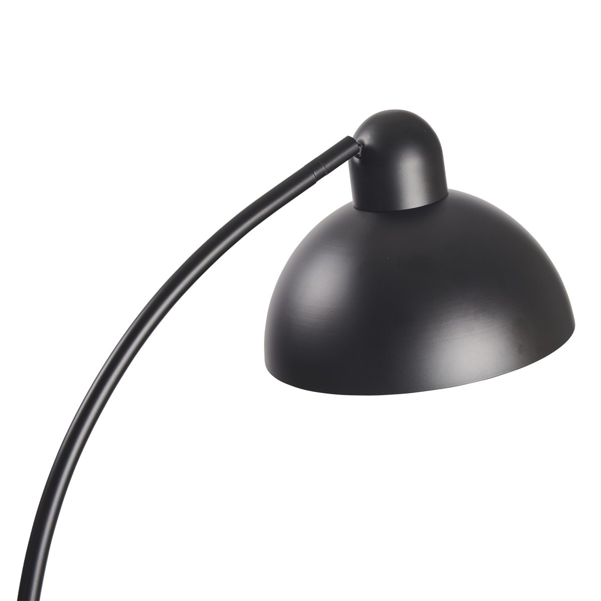 Eric Sort gulvlampe Fra Dyberg Larsen - Fremstillet i sort metal i kombination med marmorfoden bliver det en stilfuld indretningsdetalje i hjemmet.