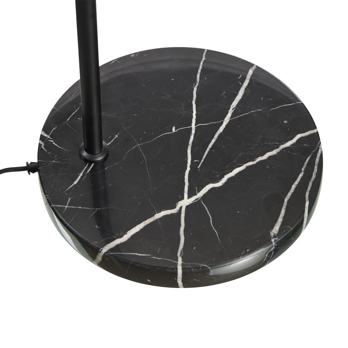 Eric Sort gulvlampe Fra Dyberg Larsen - Fremstillet i sort metal i kombination med marmorfoden bliver det en stilfuld indretningsdetalje i hjemmet.