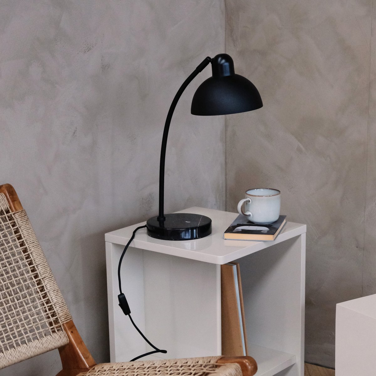 Eric 48cm Sort skrivebordslampe Fra Dyberg Larsen - Opdag den elegante Eric bordlampe med sin unikke marmorfod og buede detaljer, der giver et sofistikeret udtryk.