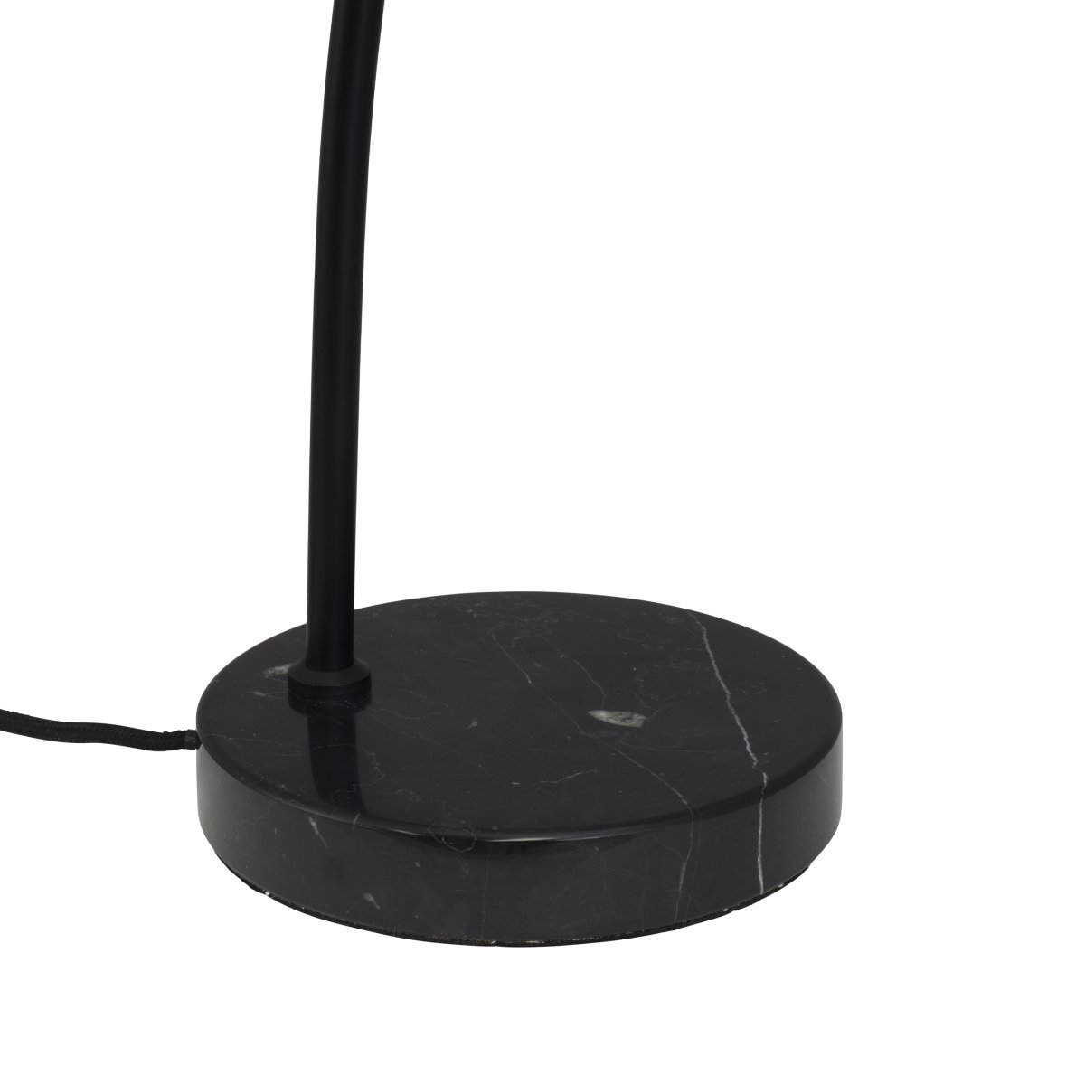 Eric 48cm Sort skrivebordslampe Fra Dyberg Larsen - Opdag den elegante Eric bordlampe med sin unikke marmorfod og buede detaljer, der giver et sofistikeret udtryk.