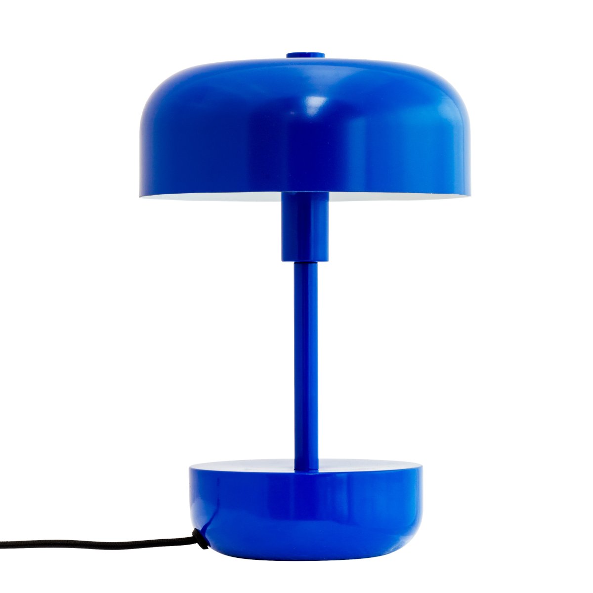 Haipot 25cm Blå bordlampe Fra Dyberg Larsen - Haipot-serien fås i både stilfulde og livlige nuancer, hvilket giver en iøjnefaldende oplevelse og et moderne rumtema.