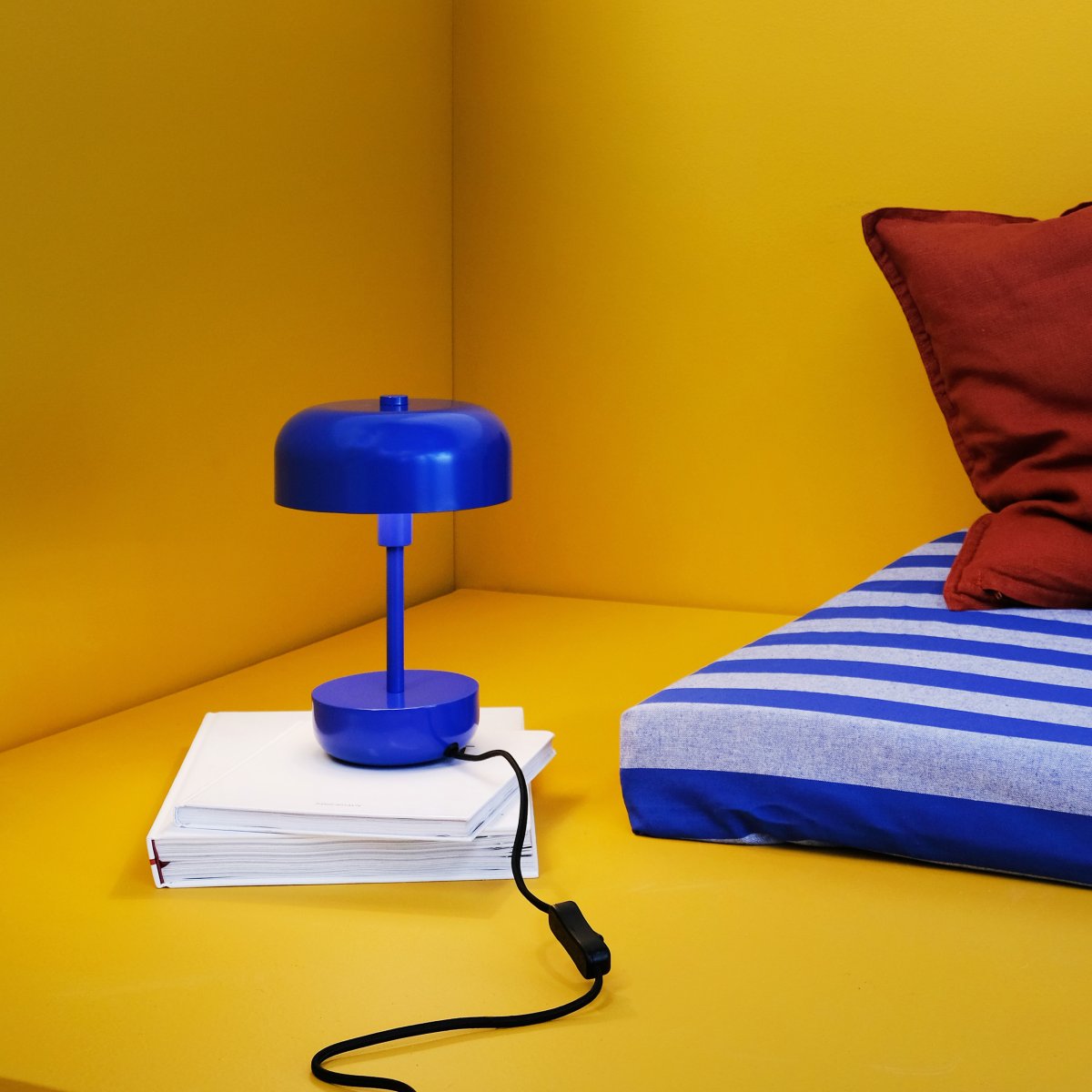 Haipot 25cm Blå bordlampe Fra Dyberg Larsen - Haipot-serien fås i både stilfulde og livlige nuancer, hvilket giver en iøjnefaldende oplevelse og et moderne rumtema.