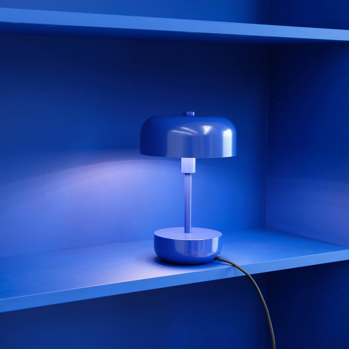Haipot 25cm Blå bordlampe Fra Dyberg Larsen - Haipot-serien fås i både stilfulde og livlige nuancer, hvilket giver en iøjnefaldende oplevelse og et moderne rumtema.