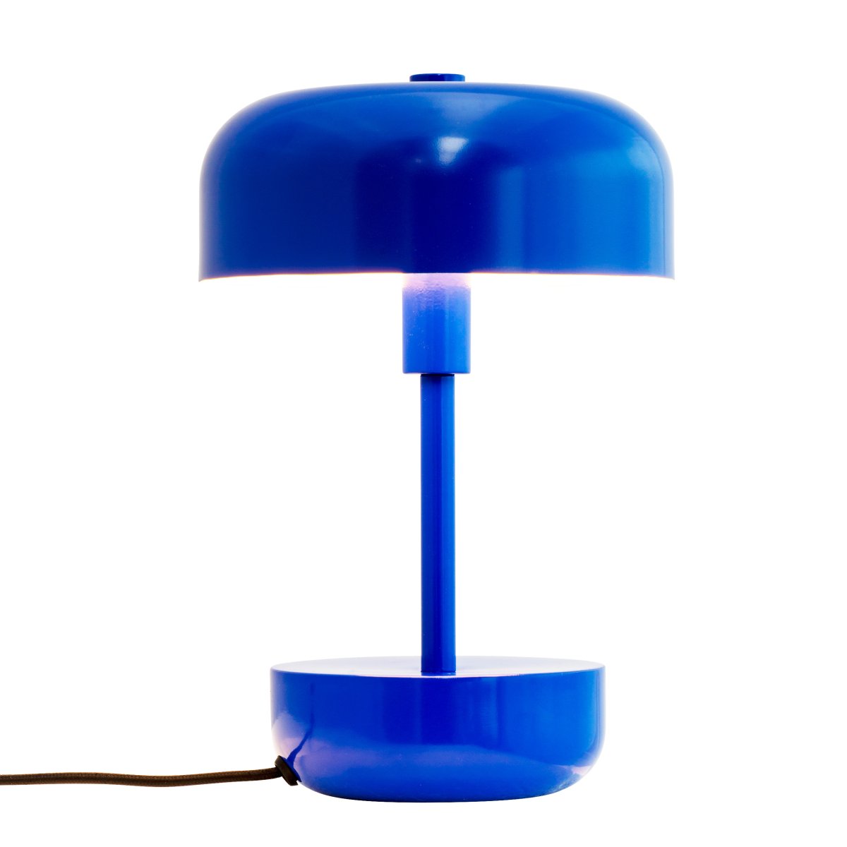 Haipot 25cm Blå bordlampe Fra Dyberg Larsen - Haipot-serien fås i både stilfulde og livlige nuancer, hvilket giver en iøjnefaldende oplevelse og et moderne rumtema.