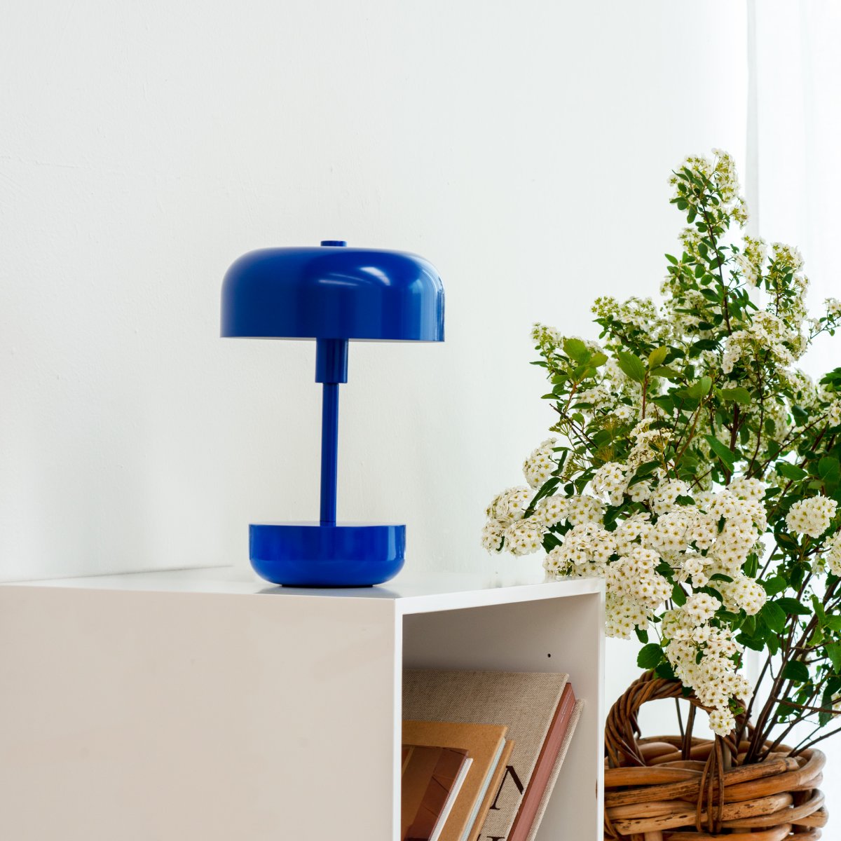 Haipot 25cm Blå bærbar Fra Dyberg Larsen - Haipot LED bordlampen i blå er nem at flytte rundt på og kan bruges både indendørs og udendørs, hvilket gør den perfekt til at skabe en varm atmosfære ved træbordet eller rundt i hjemmet.