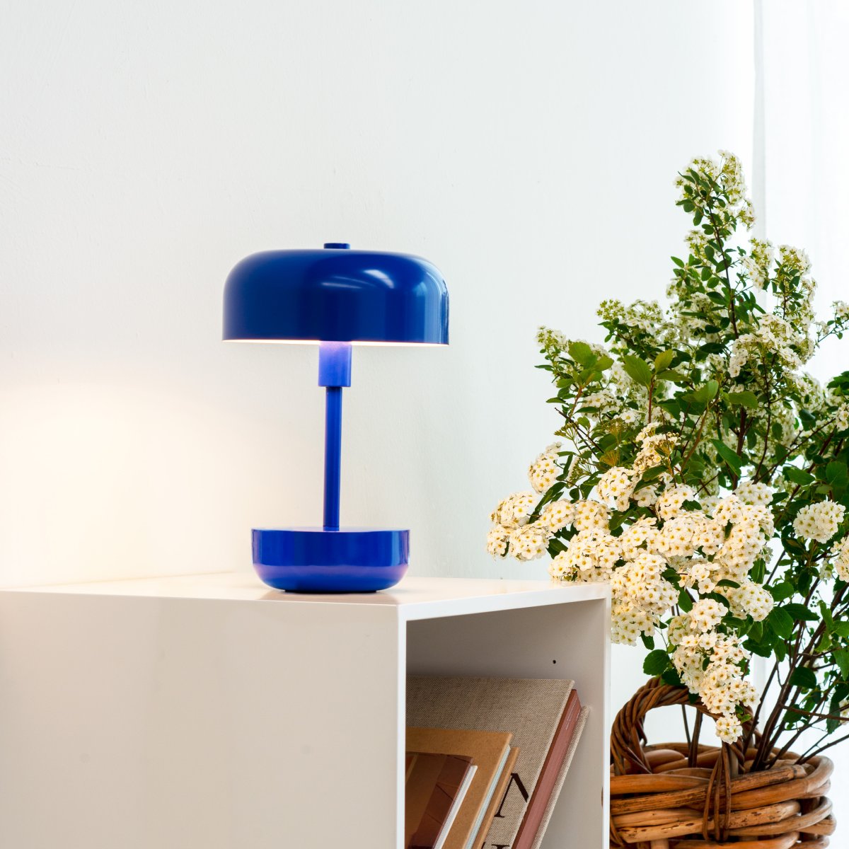 Haipot 25cm Blå bærbar Fra Dyberg Larsen - Haipot LED bordlampen i blå er nem at flytte rundt på og kan bruges både indendørs og udendørs, hvilket gør den perfekt til at skabe en varm atmosfære ved træbordet eller rundt i hjemmet.