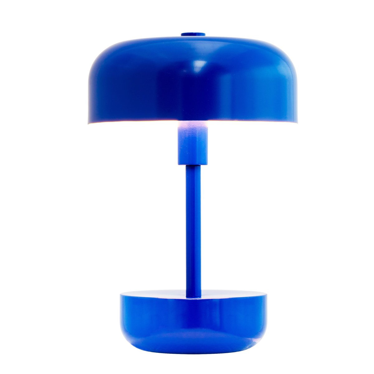 Haipot 25cm Blå bærbar Fra Dyberg Larsen - Haipot LED bordlampen i blå er nem at flytte rundt på og kan bruges både indendørs og udendørs, hvilket gør den perfekt til at skabe en varm atmosfære ved træbordet eller rundt i hjemmet.