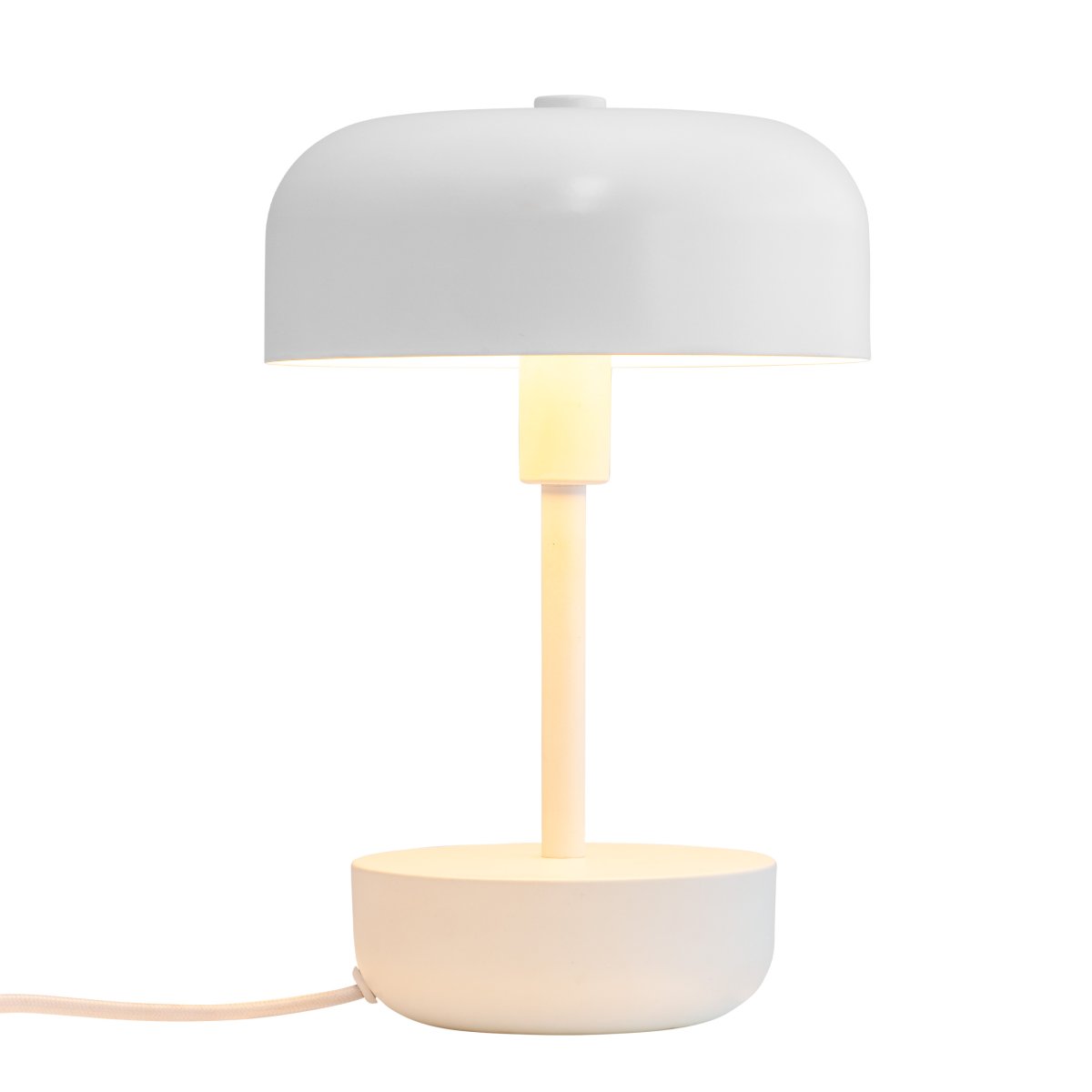 Haipot 25cm Hvid bordlampe Fra Dyberg Larsen - Haipot-serien fås i både stilfulde og livlige nuancer, hvilket giver en iøjnefaldende oplevelse og et moderne rumtema.