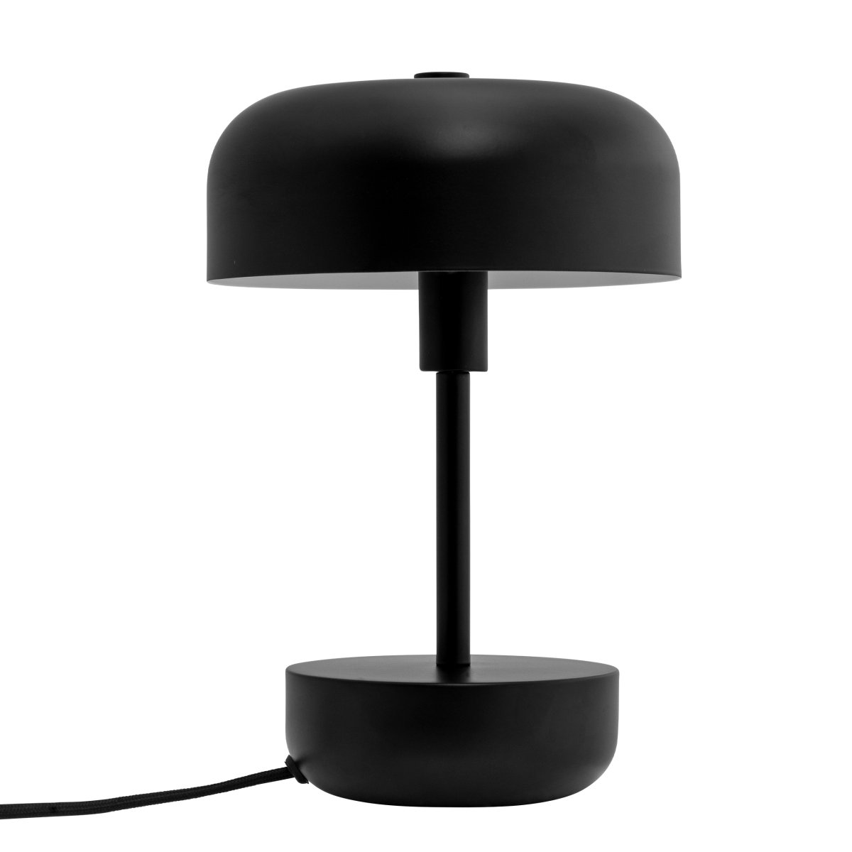 Haipot 25cm Sort bordlampe Fra Dyberg Larsen - Haipot-serien fås i både stilfulde og levende nuancer, som giver en iøjnefaldende oplevelse og et moderne rumtema.