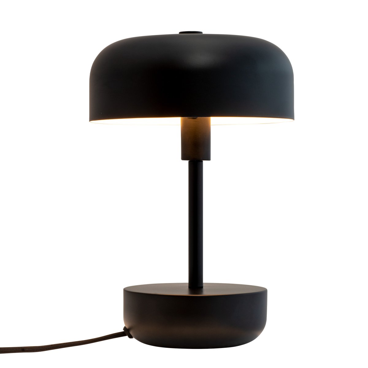 Haipot 25cm Sort bordlampe Fra Dyberg Larsen - Haipot-serien fås i både stilfulde og levende nuancer, som giver en iøjnefaldende oplevelse og et moderne rumtema.