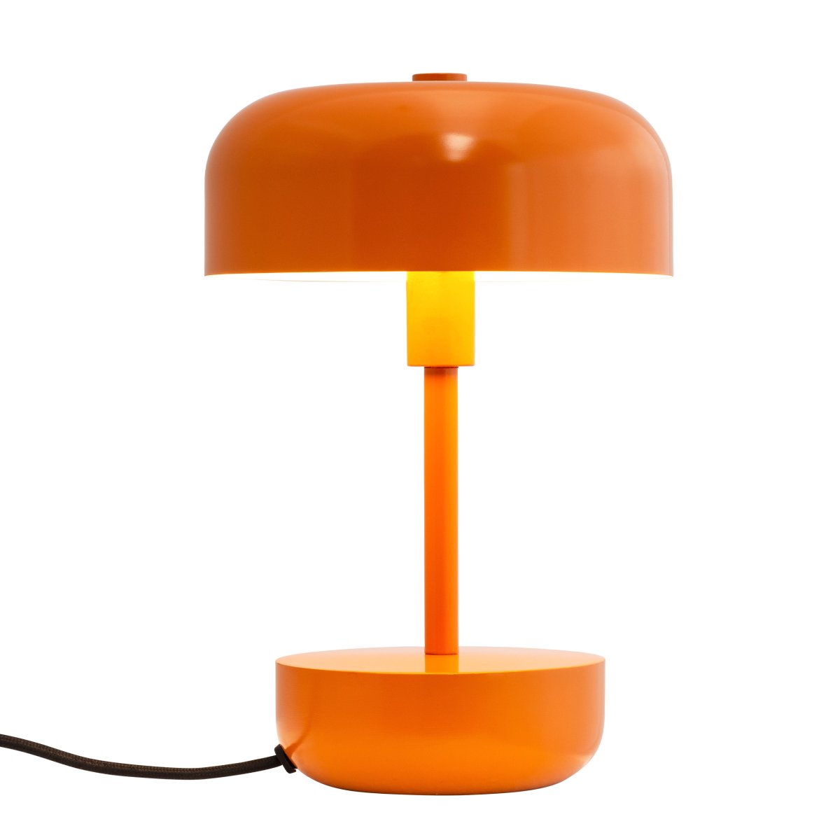 Haipot 25cm Orange bordlampe Fra Dyberg Larsen - Haipot-serien fås i både stilfulde og livlige nuancer, hvilket giver en iøjnefaldende oplevelse og et moderne rumtema.