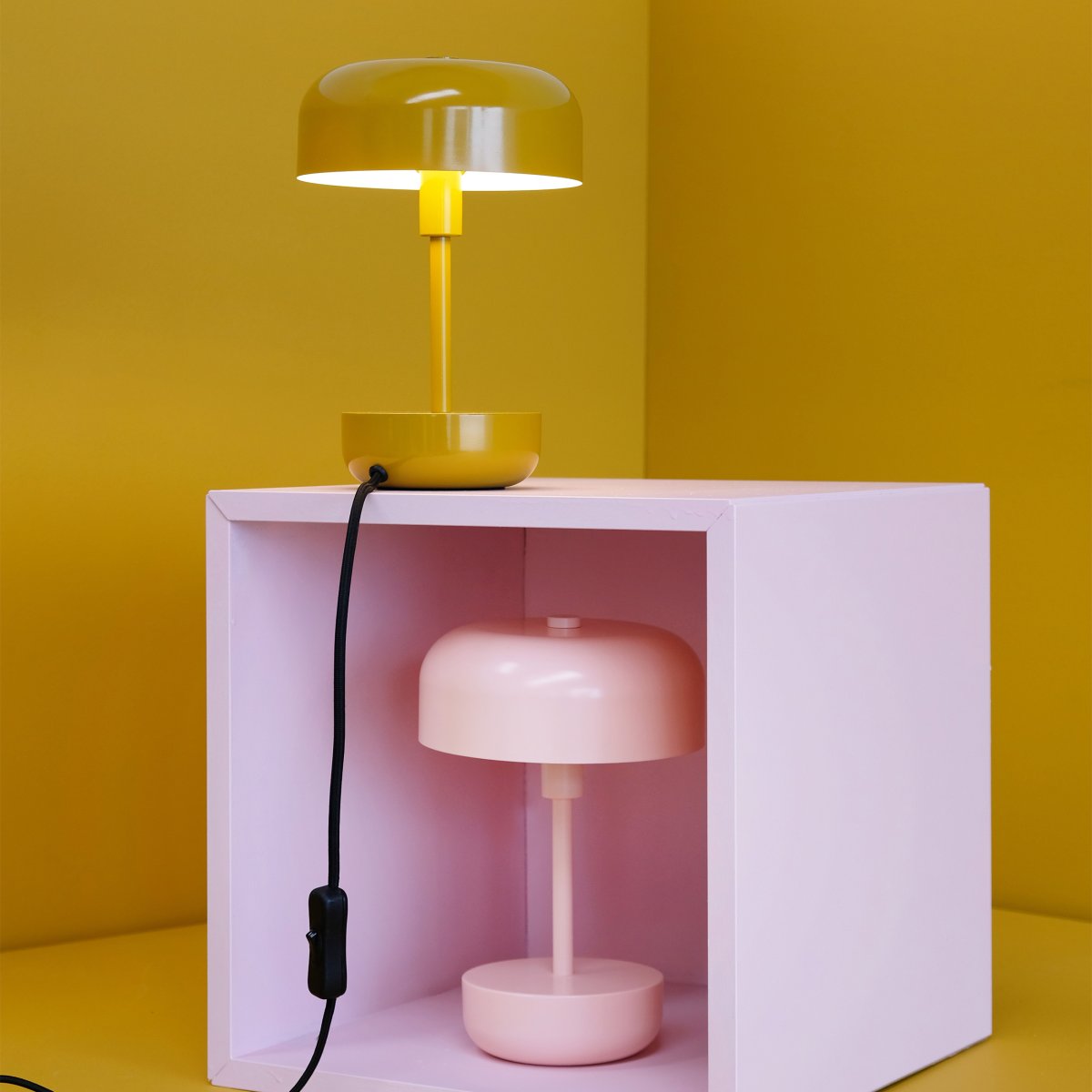 Haipot 25cm Karry bordlampe Fra Dyberg Larsen - Haipot-serien fås i både stilfulde og livlige nuancer, hvilket giver en iøjnefaldende oplevelse og et moderne rumtema.