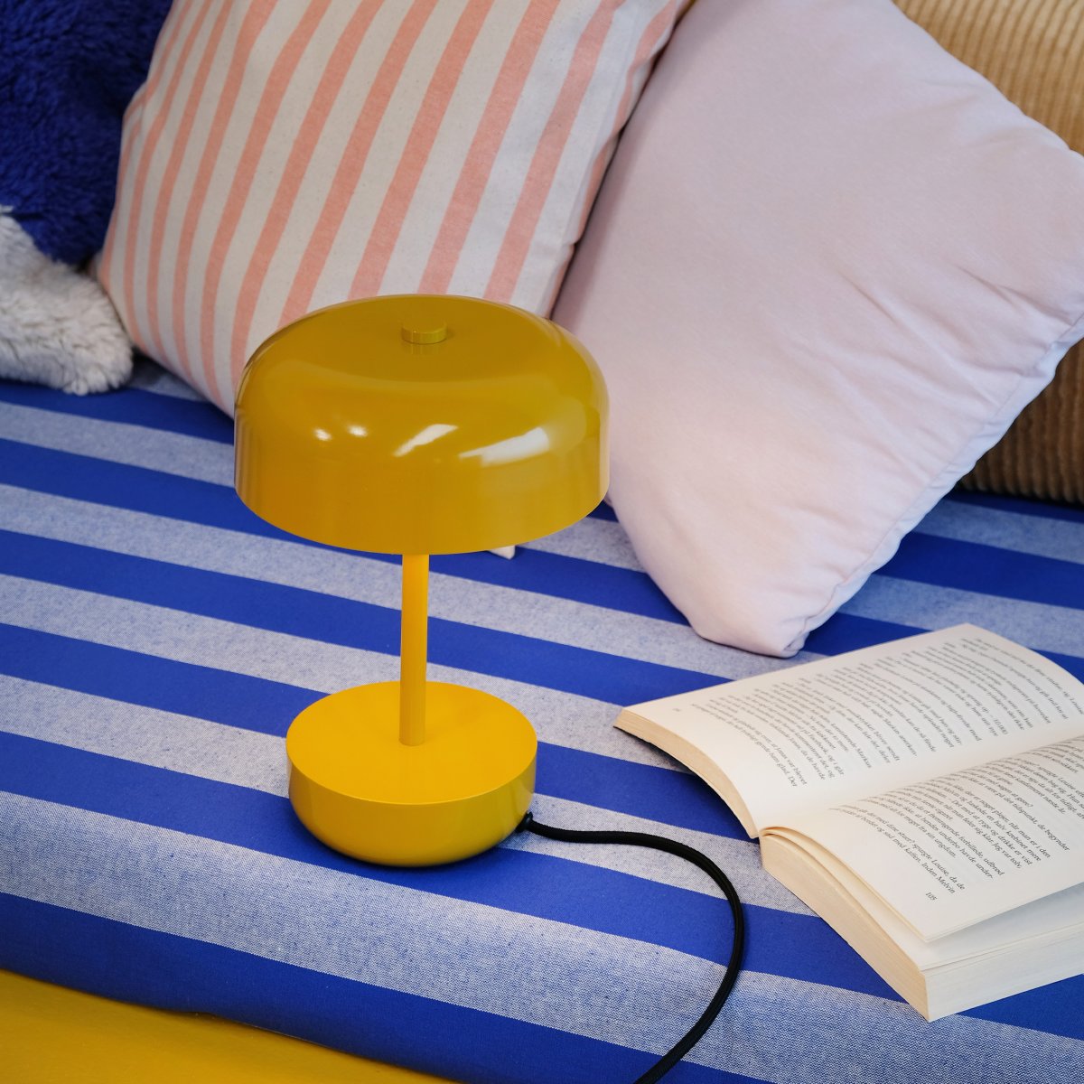 Haipot 25cm Karry bordlampe Fra Dyberg Larsen - Haipot-serien fås i både stilfulde og livlige nuancer, hvilket giver en iøjnefaldende oplevelse og et moderne rumtema.
