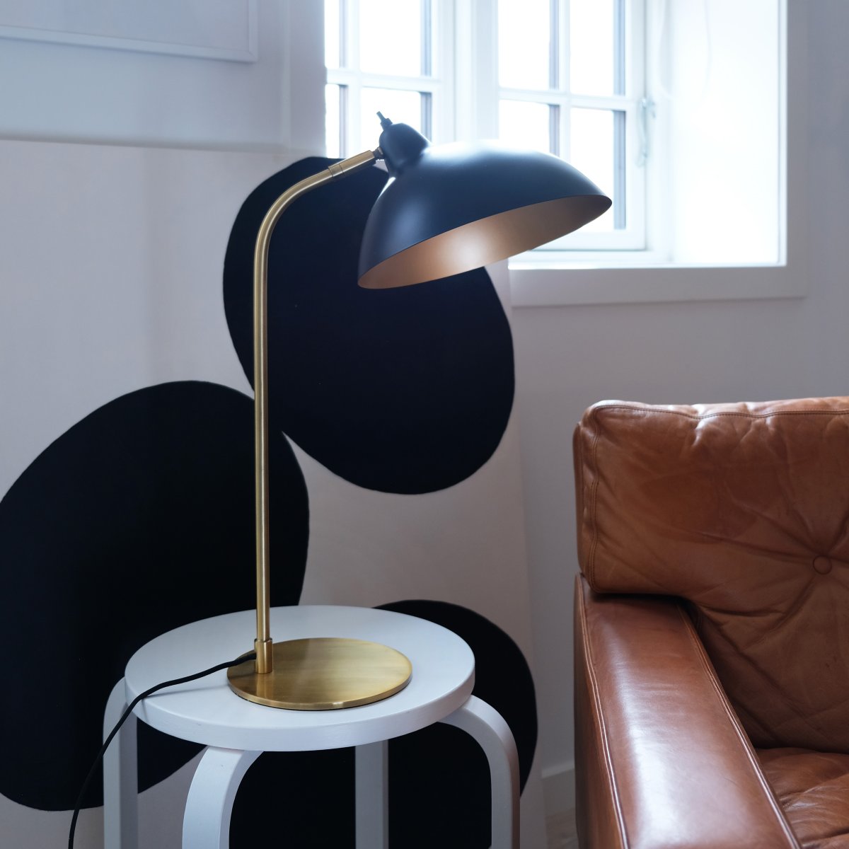 Futura 55cm Messing bordlampe Fra Dyberg Larsen - Den sorte overflade og den antikfarvede inderside af sk&aelig;rmen spreder et varmt lys og skaber en hyggelig atmosf&aelig;re i hjemmet.