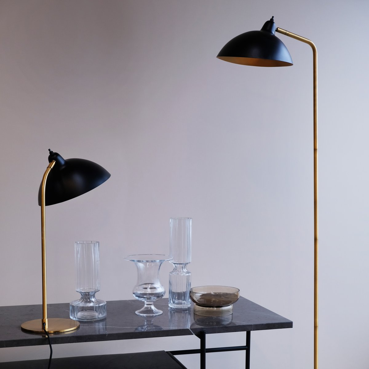 Futura 55cm Messing bordlampe Fra Dyberg Larsen - Den sorte overflade og den antikfarvede inderside af sk&aelig;rmen spreder et varmt lys og skaber en hyggelig atmosf&aelig;re i hjemmet.