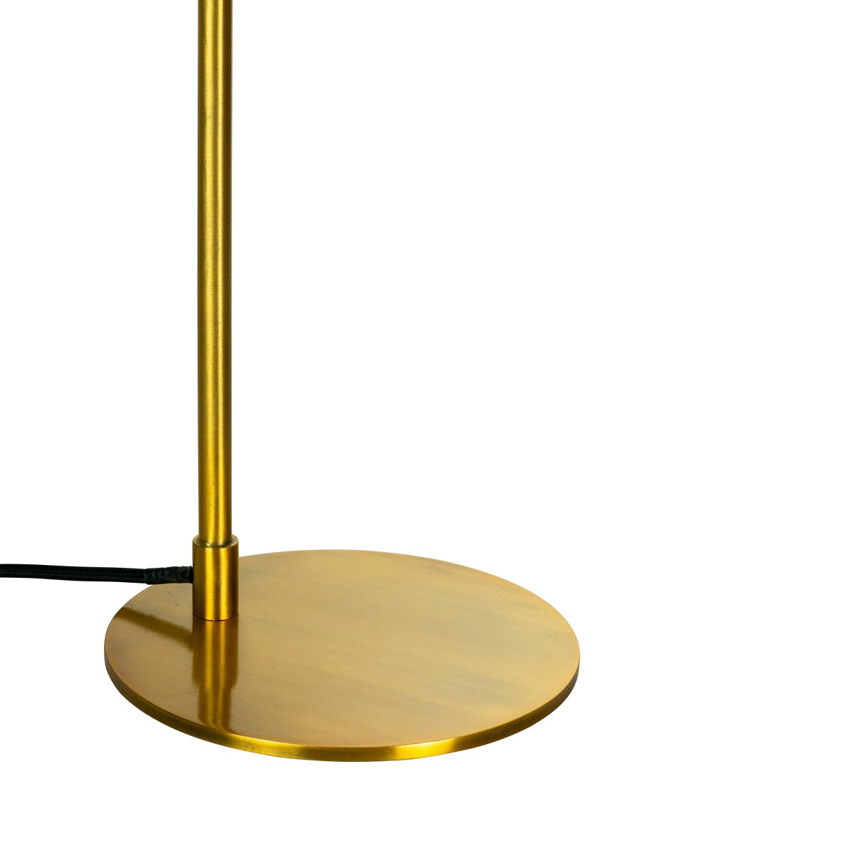 Futura 55cm Messing bordlampe Fra Dyberg Larsen - Den sorte overflade og den antikfarvede inderside af sk&aelig;rmen spreder et varmt lys og skaber en hyggelig atmosf&aelig;re i hjemmet.